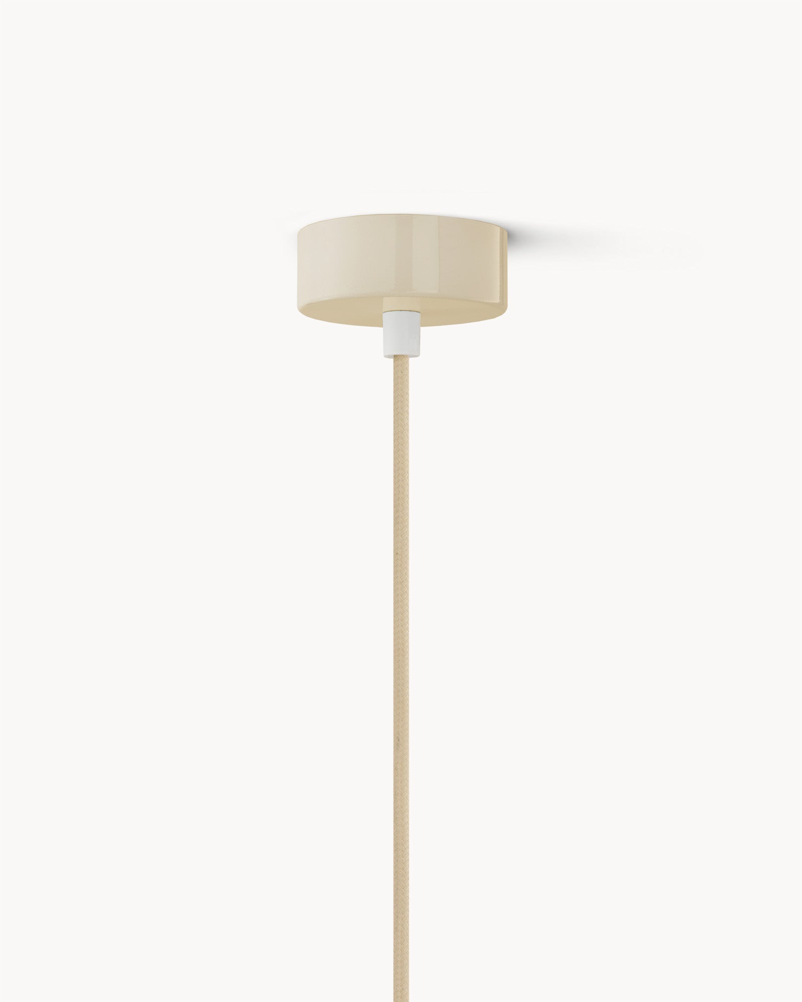 Lampa BUNS - lampa wisząca z okrągłym kloszem i przewodem. Widok z boku.