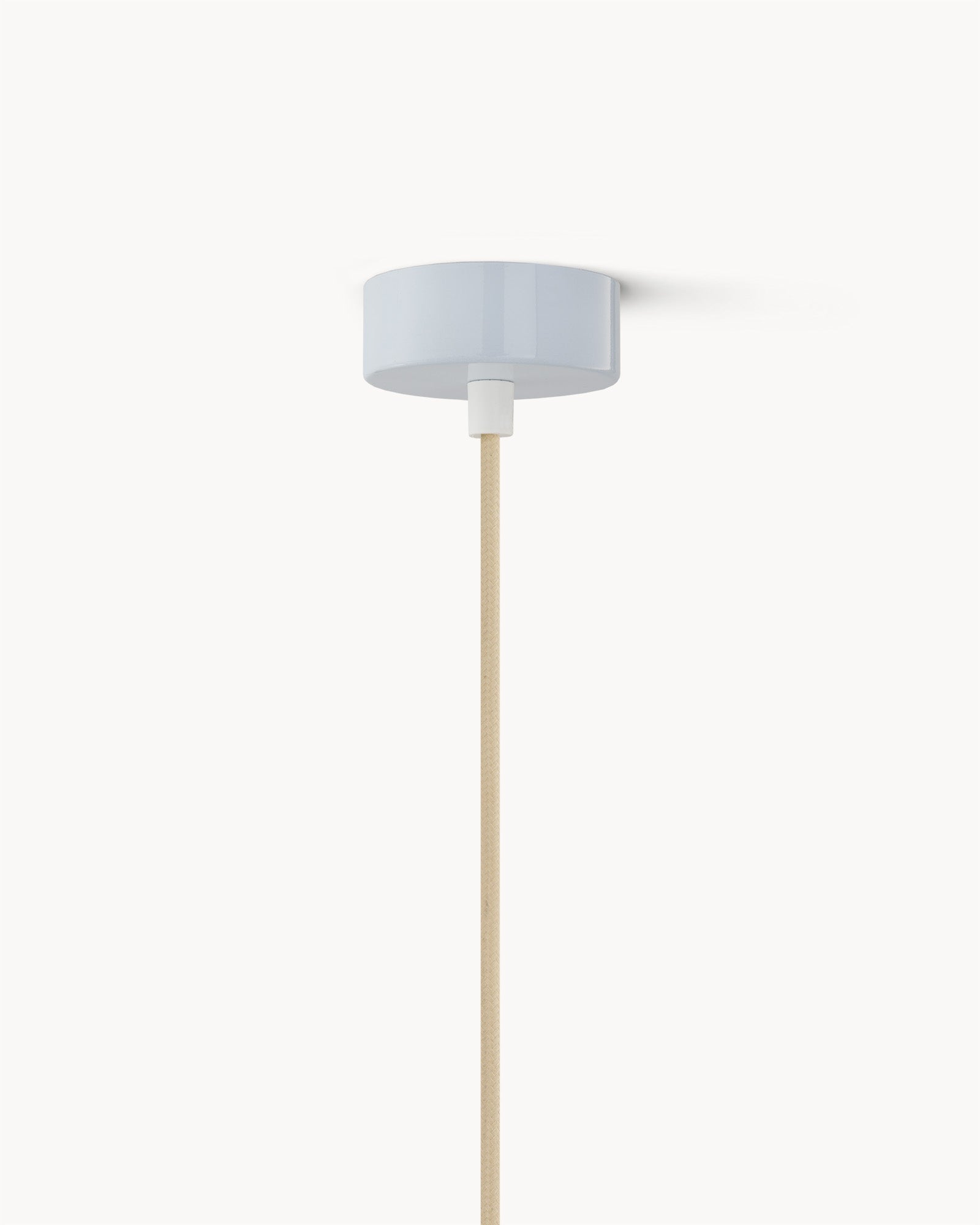 Lampa BUNS - lampa wisząca z okrągłym kloszem i przewodem. Widok z boku.