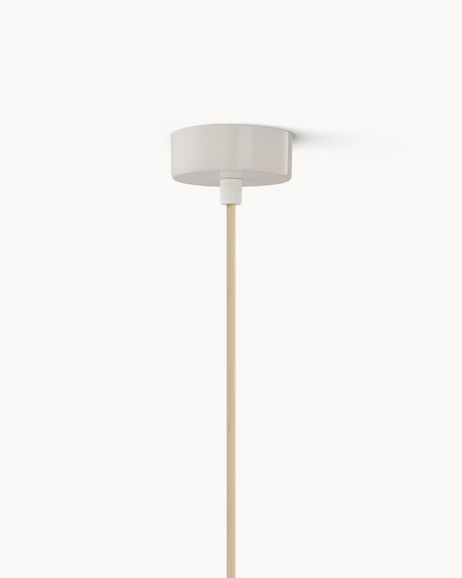 Lampa wisząca FIZZ - widok z dołu lampy wiszącej z przewodem i mocowaniem do sufitu.