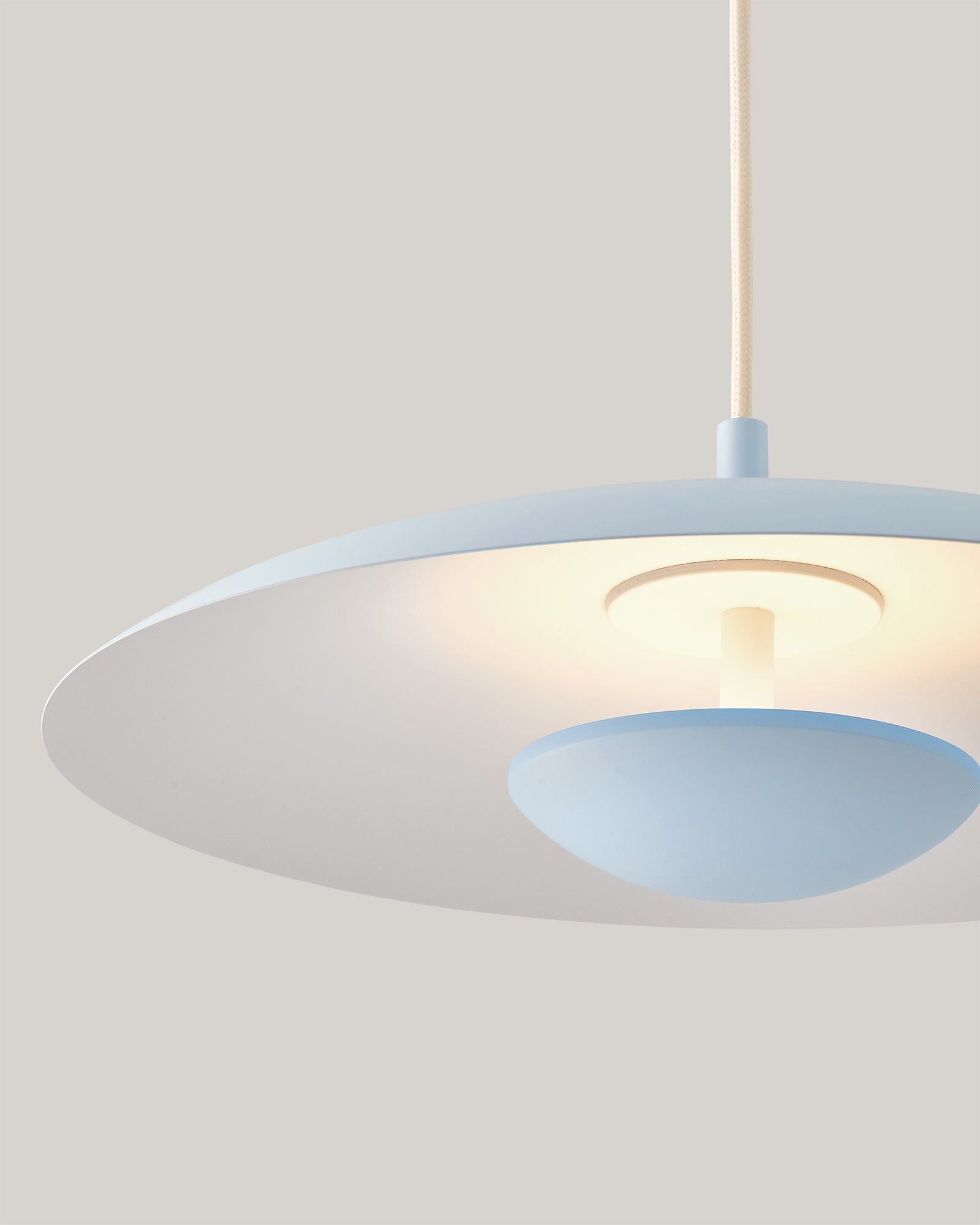 Lampa wisząca HALO - lampa wisząca z okrągłym kloszem i centralnym źródłem światła. Widok z góry, ukazujący detale konstrukcji.