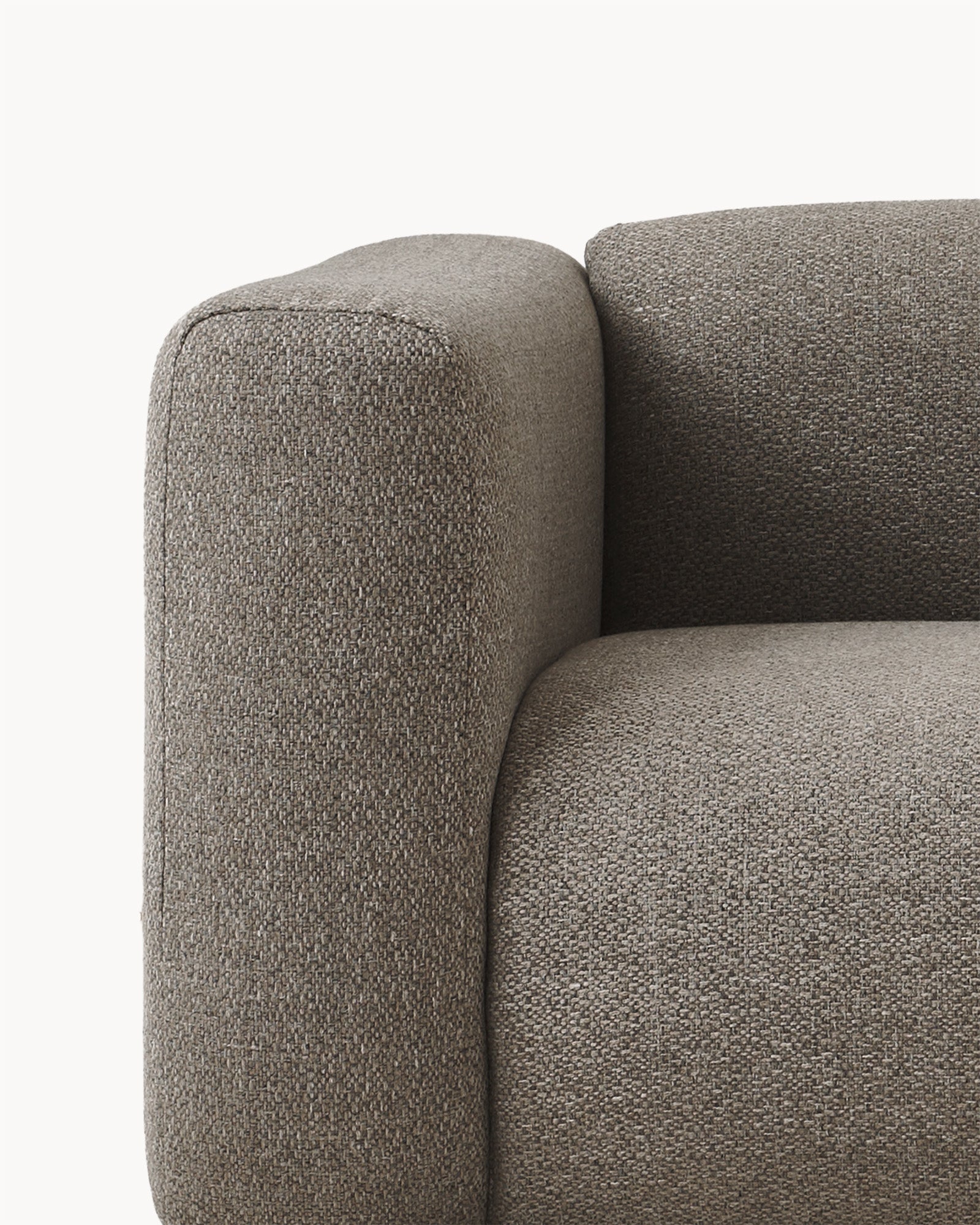 Sofa modułowa MODULO - zbliżenie na bok sofy modułowej, ukazujące zaokrąglone podłokietniki i teksturę tkaniny.