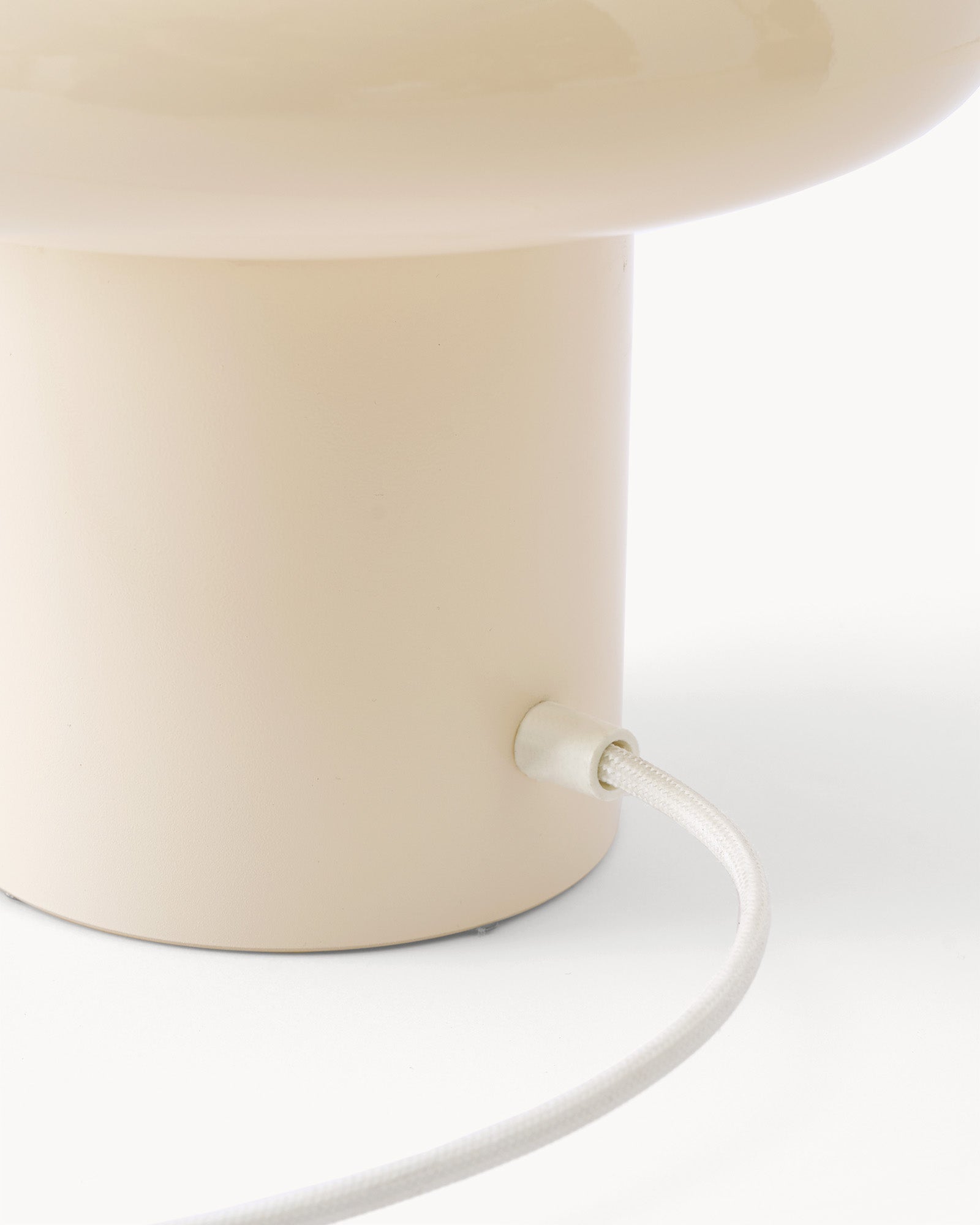 Lampa stołowa MUSHI - zbliżenie na podstawę lampy stołowej z widocznym kablem zasilającym.