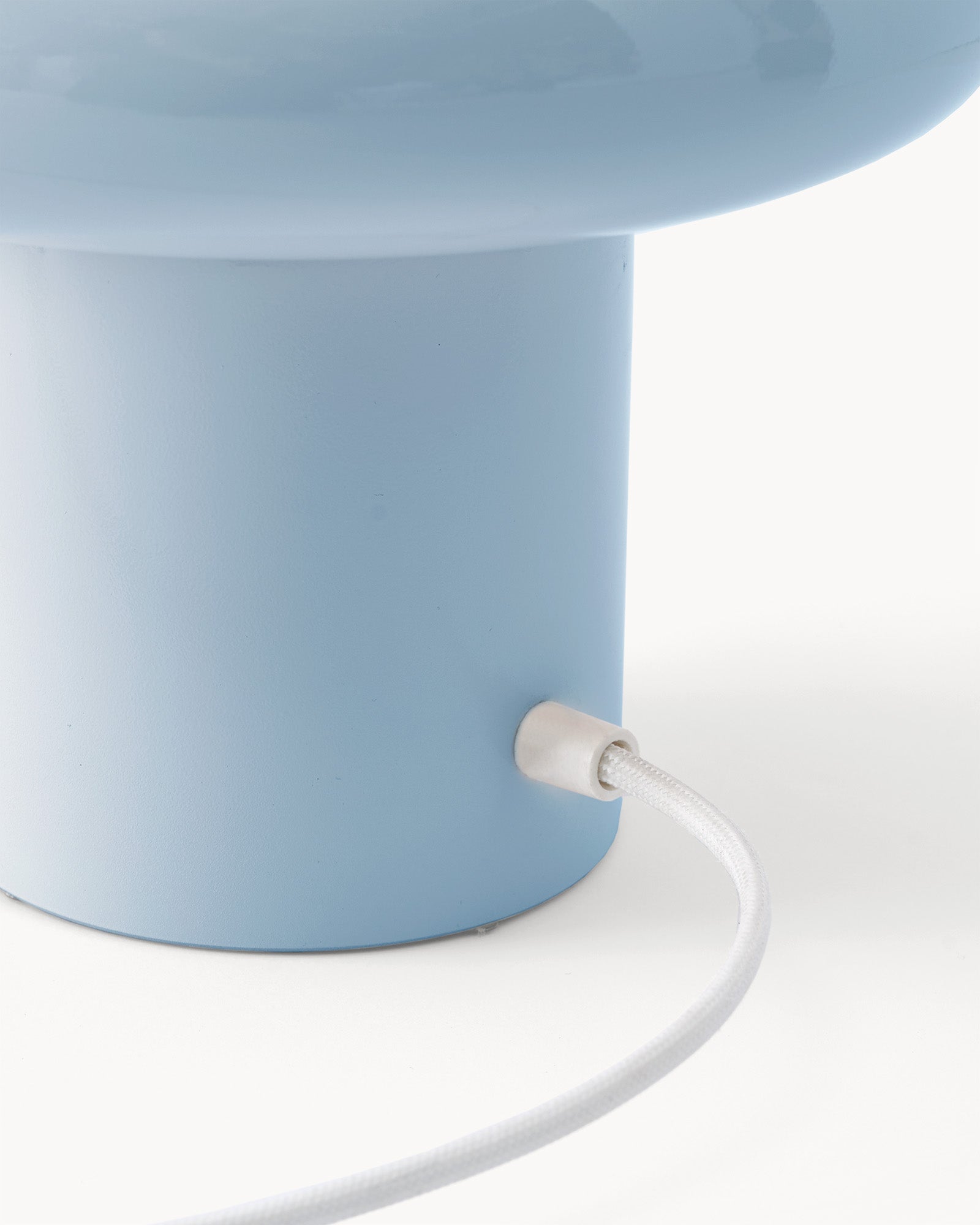 Lampa stołowa MUSHI - zbliżenie na podstawę lampy stołowej z widocznym kablem zasilającym.