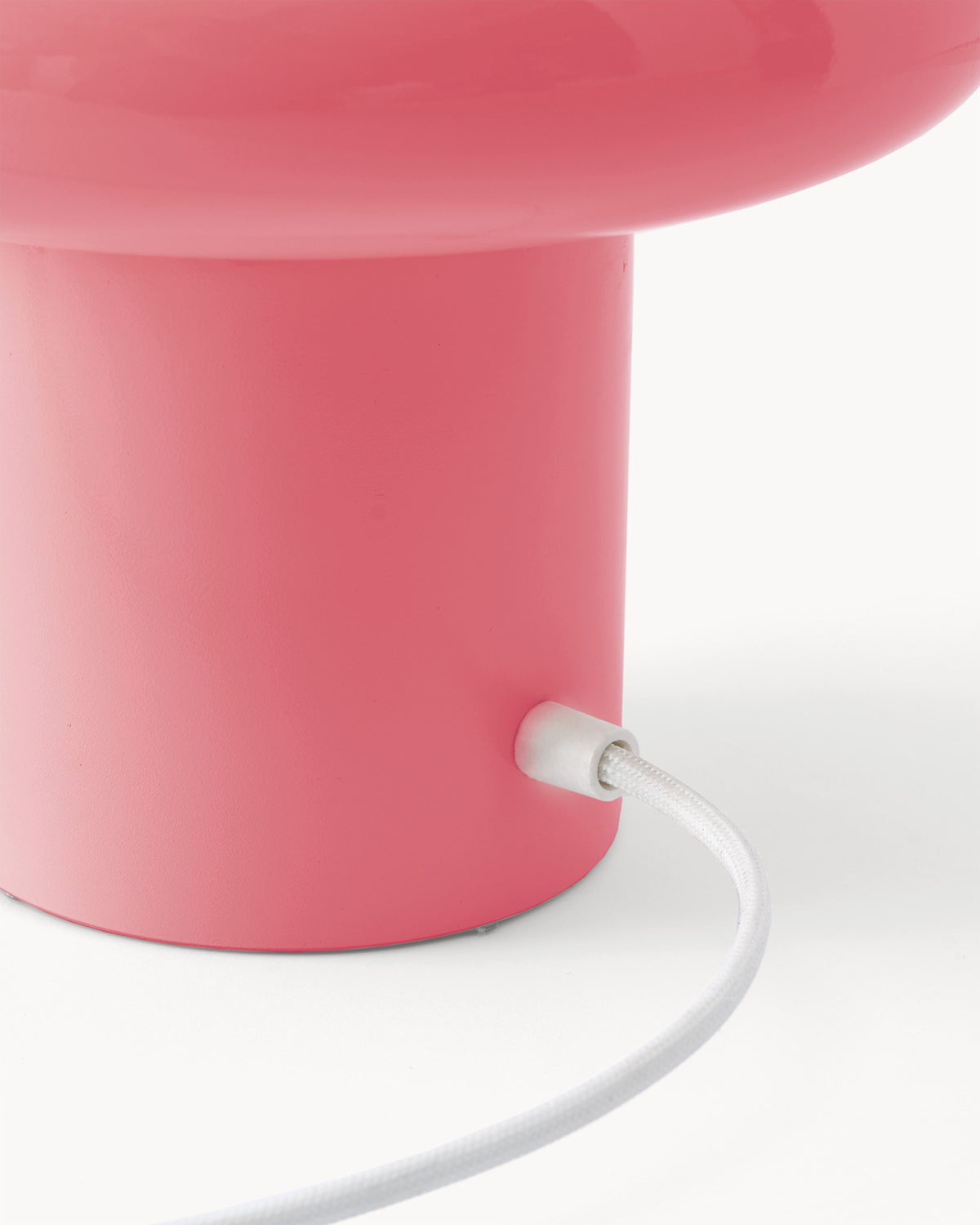 Lampa stołowa MUSHI - zbliżenie na podstawę lampy stołowej z widocznym kablem zasilającym.
