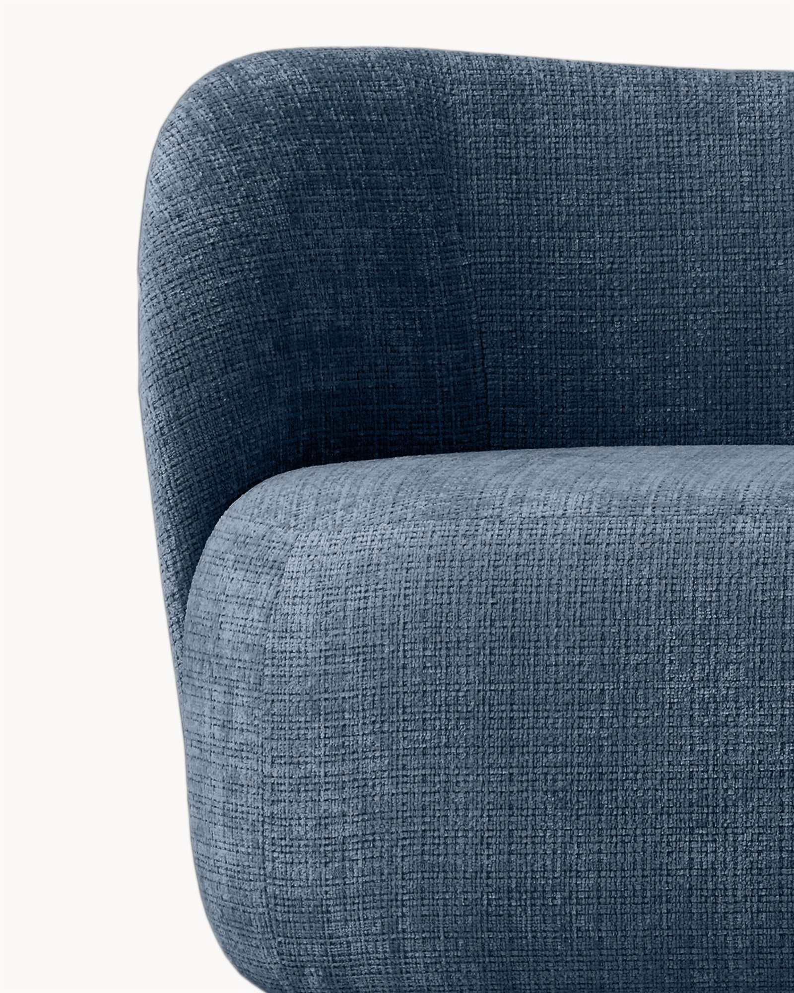 Sofa trzyosobowa NOA, tkanina nordy - zbliżenie na detal sofy, ukazujące zaokrąglone krawędzie i teksturę materiału.