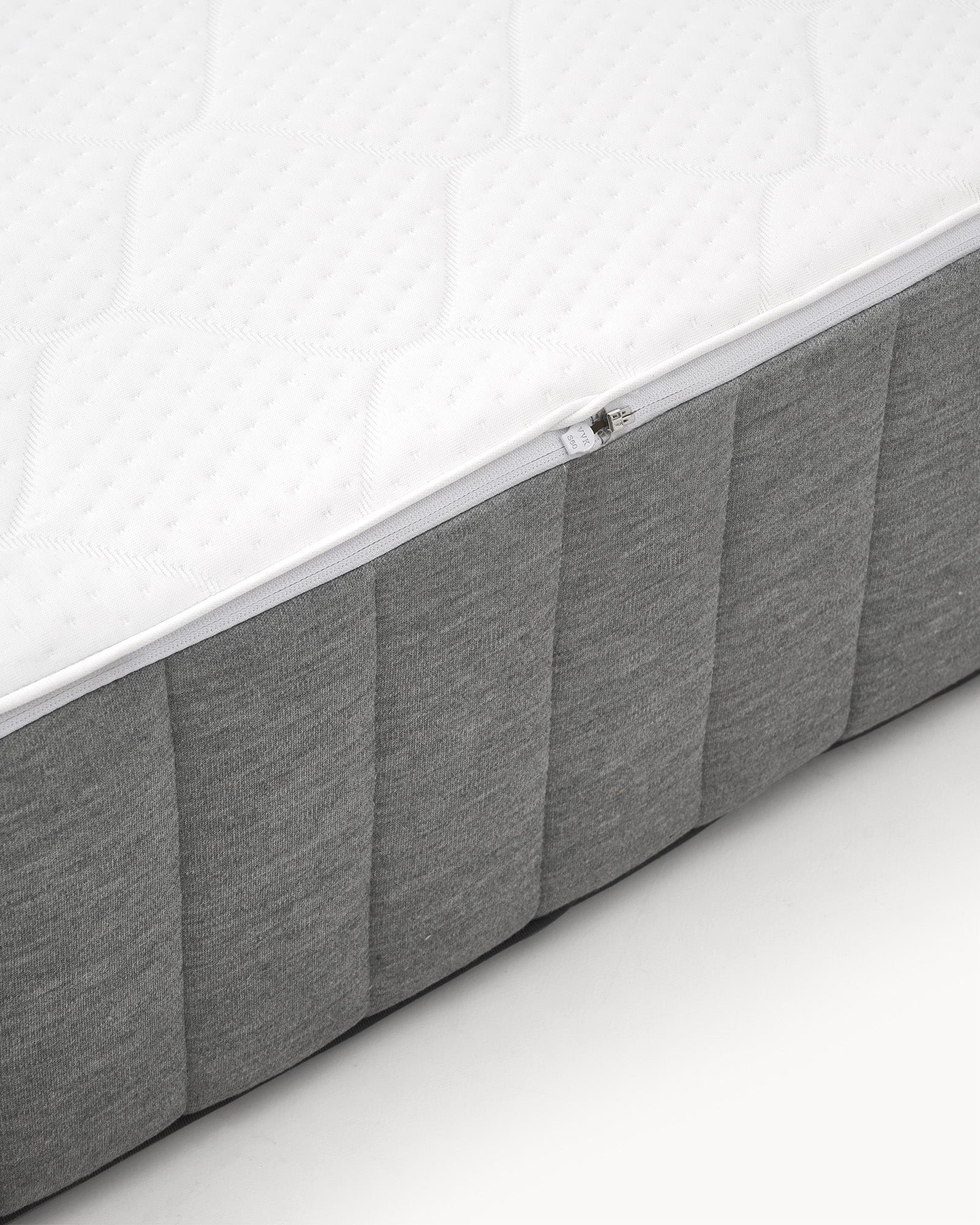 Materac PURE ELITE - zbliżenie na materac z widocznym zamkiem i detalami tkaniny.