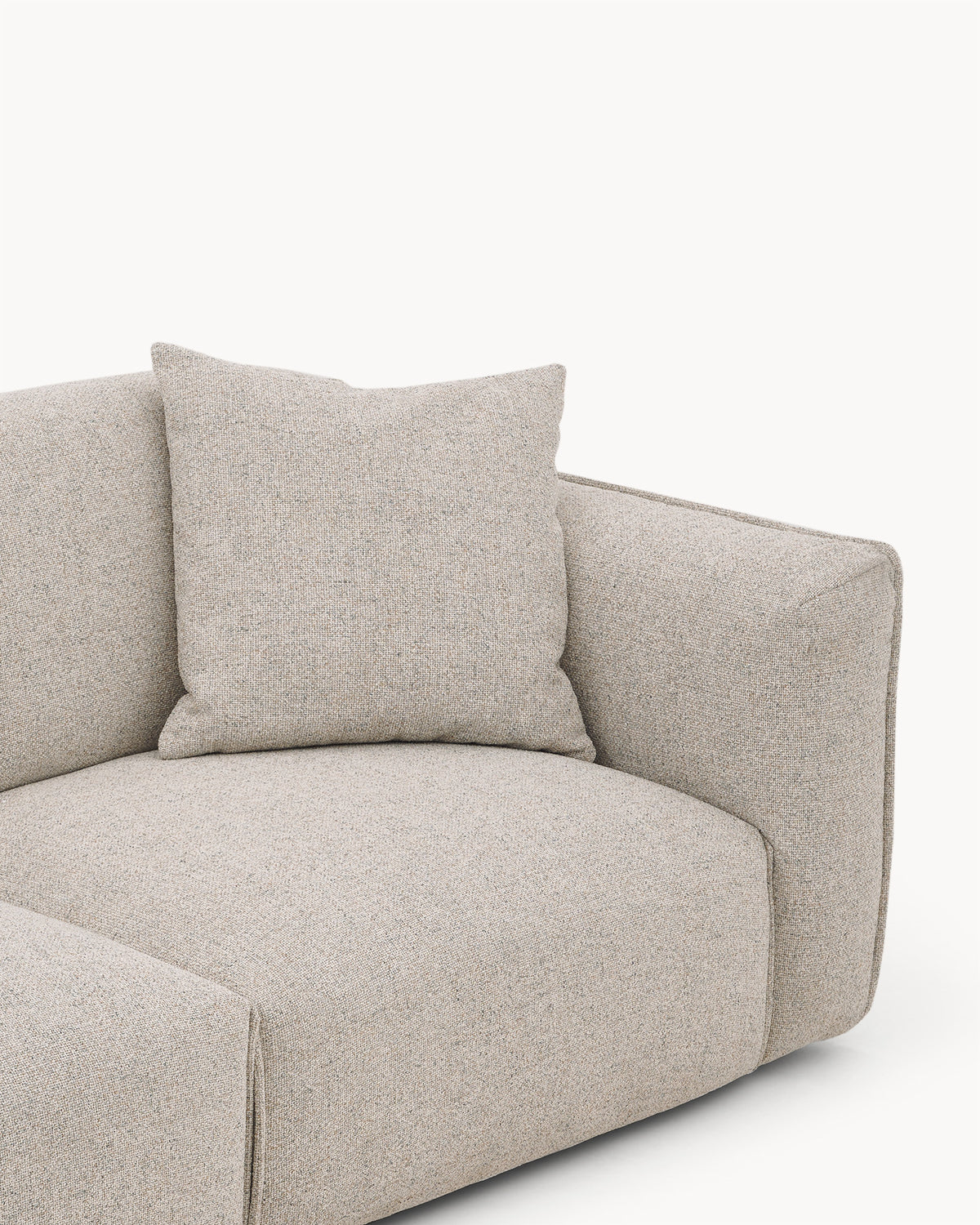 Sofa trzyosobowa PURE - zbliżenie na narożnik sofy z poduszką, ukazujące detale wykończenia.