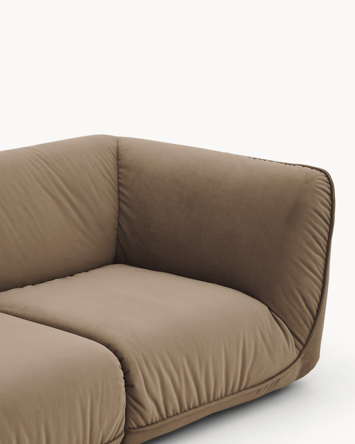 Sofa dwuosobowa CALM - widok z boku dwuosobowej sofy, z wyraźnym detalem na siedzisko i podłokietnik.