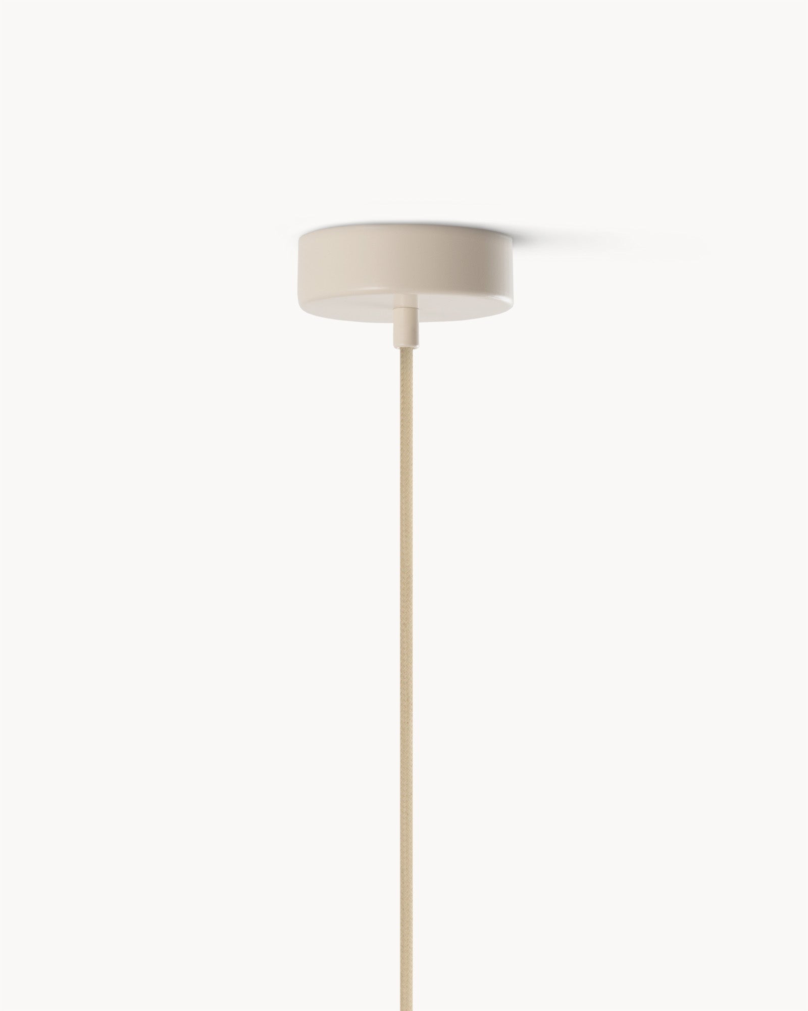 Lampa wisząca KIVO S - lampa wisząca z widokiem na sufit i przewód mocujący.