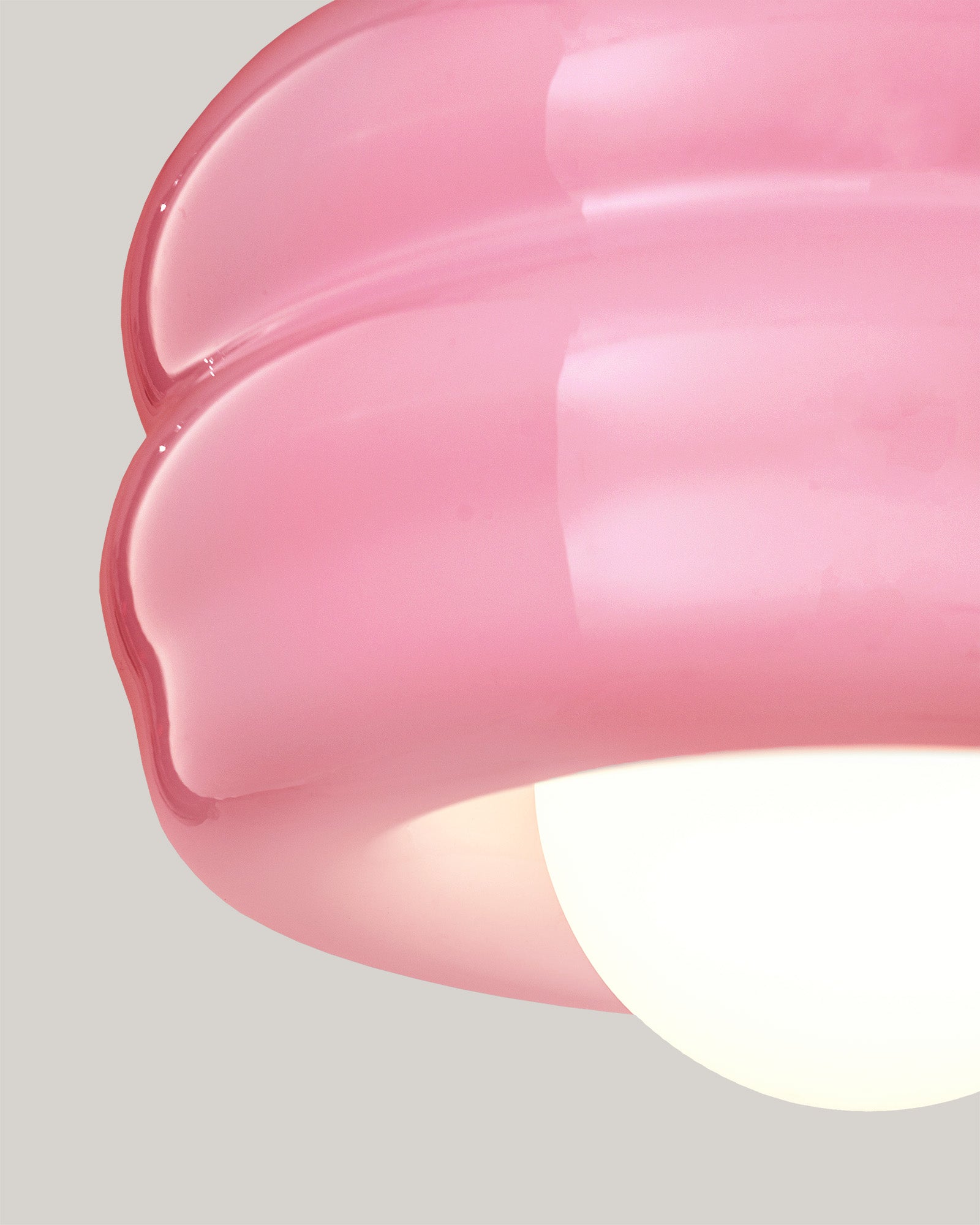 Lampa BUNS - zbliżenie na lampę z okrągłym kloszem i falistym wykończeniem. Widok z boku ukazuje detale konstrukcji.