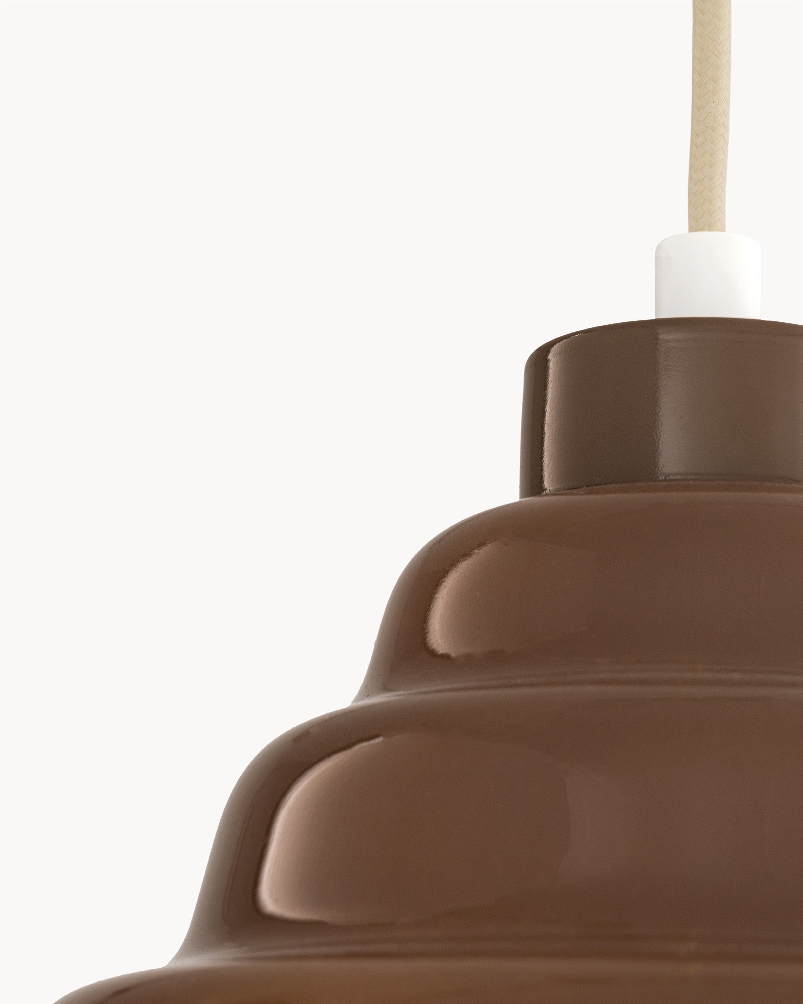 Lampa wisząca FIZZ - zbliżenie na lampę wiszącą z charakterystycznym, zaokrąglonym kształtem. Widoczny detal mocowania oraz przewód.