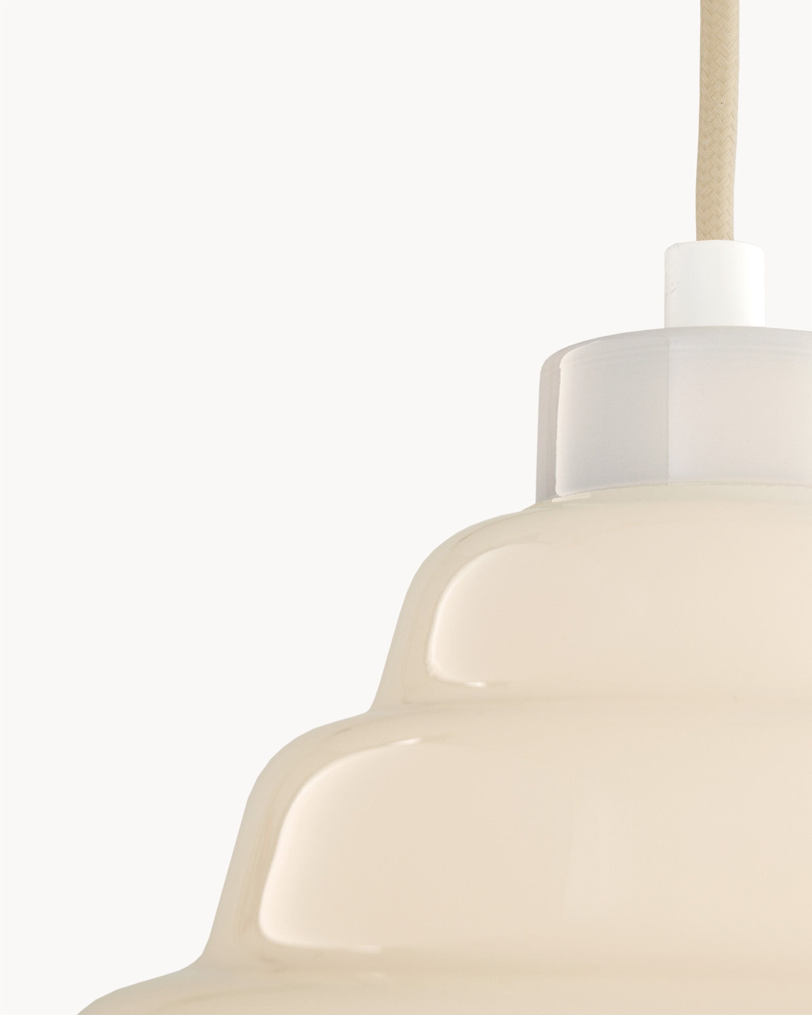 Lampa wisząca FIZZ - zbliżenie na lampę wiszącą z charakterystycznym, zaokrąglonym kształtem. Widoczny detal mocowania oraz przewód.