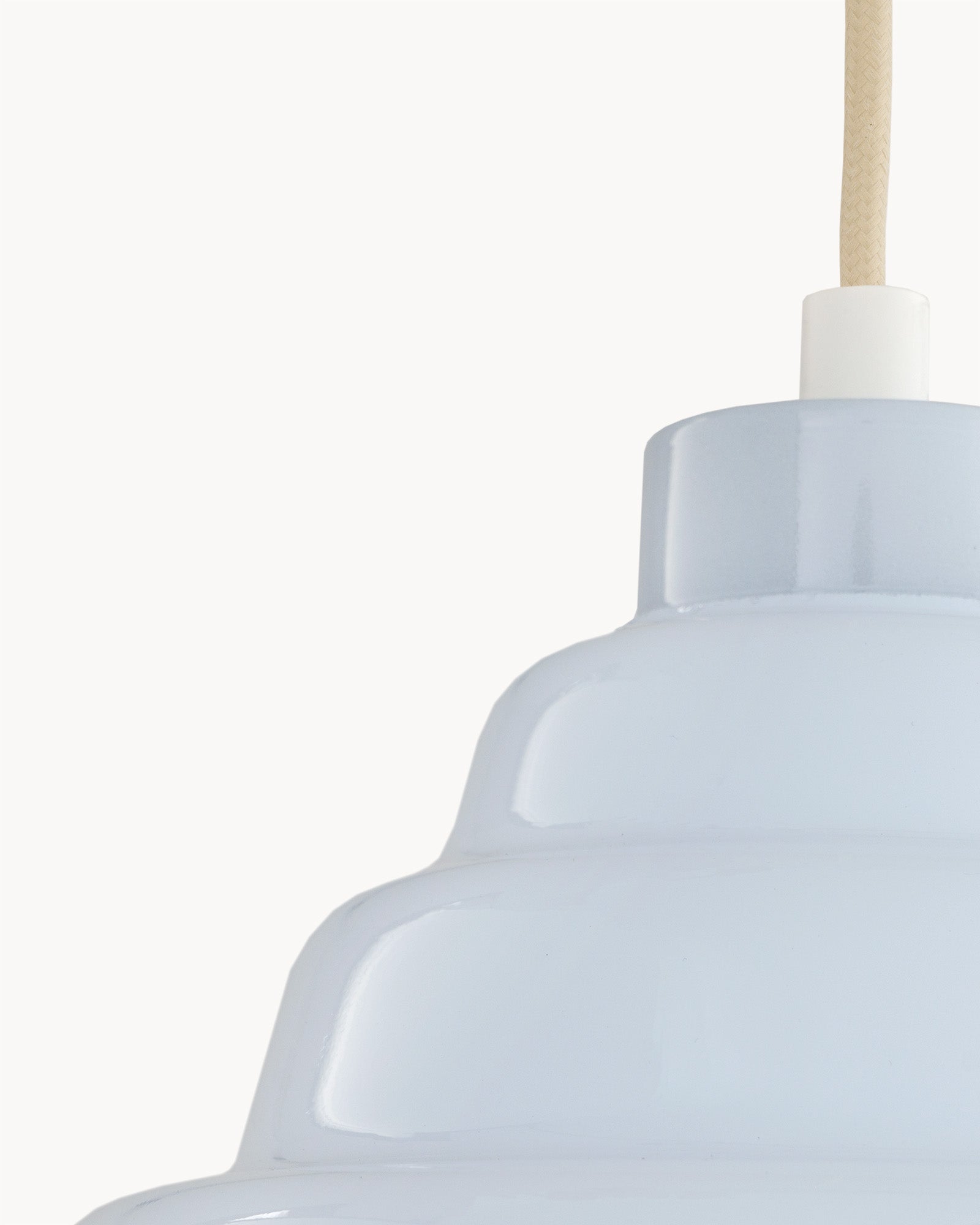 Lampa wisząca FIZZ - zbliżenie na lampę wiszącą z charakterystycznym, zaokrąglonym kształtem. Widoczny detal mocowania oraz przewód.