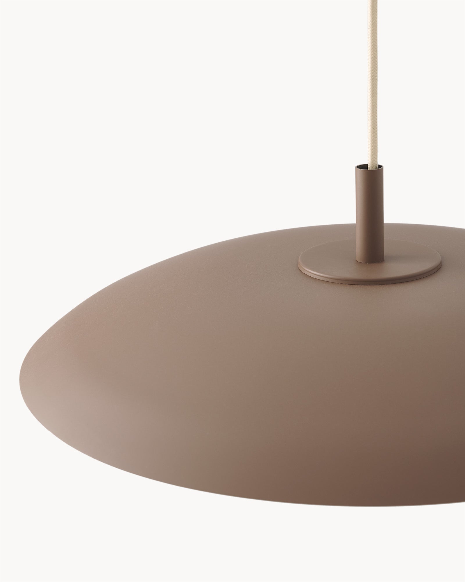 Lampa wisząca HALO - zbliżenie na lampę wiszącą z okrągłym kloszem i przewodem.