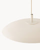 Lampa wisząca HALO - zbliżenie na lampę wiszącą z okrągłym kloszem i przewodem.
