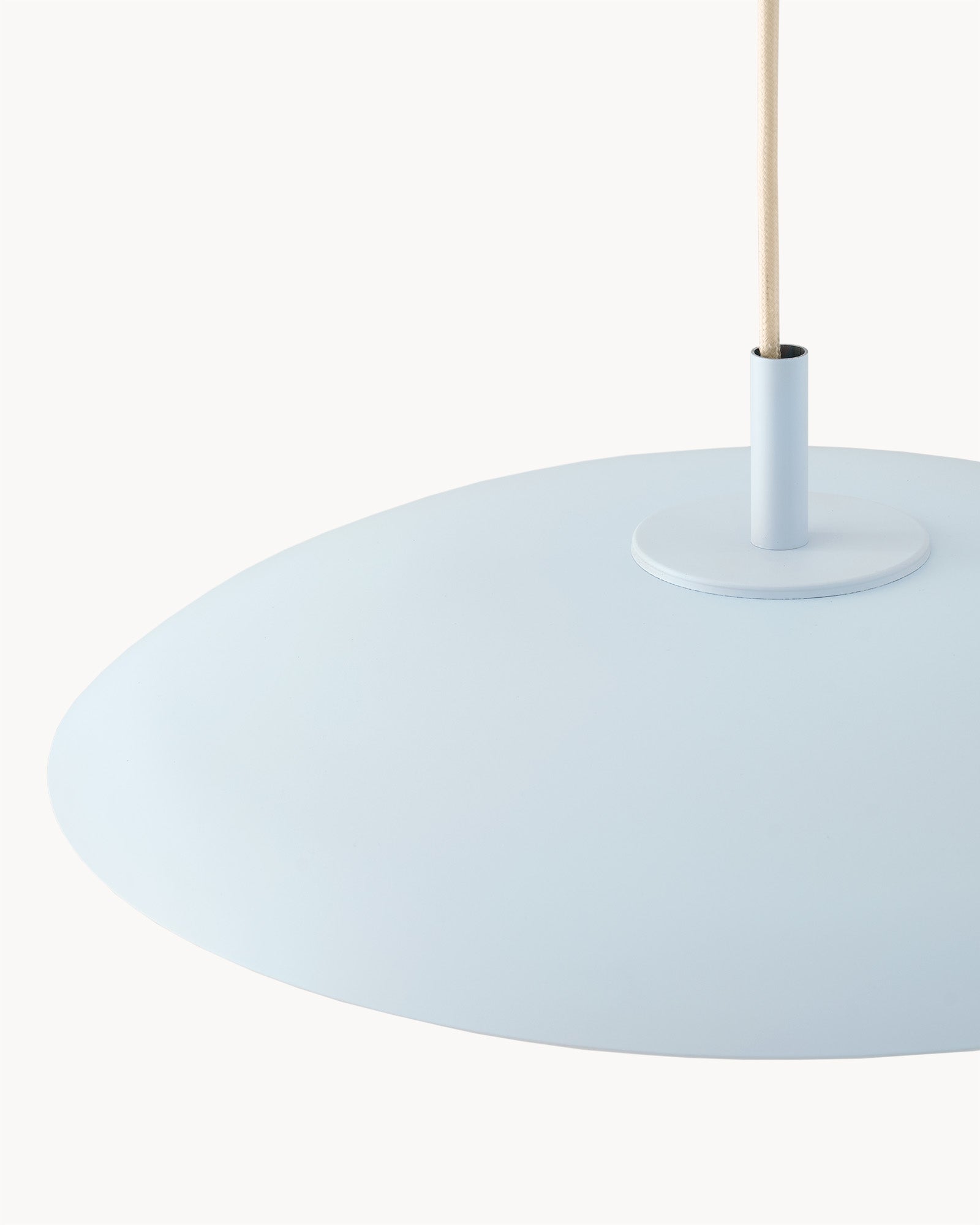 Lampa wisząca HALO - zbliżenie na lampę wiszącą z okrągłym kloszem i przewodem.