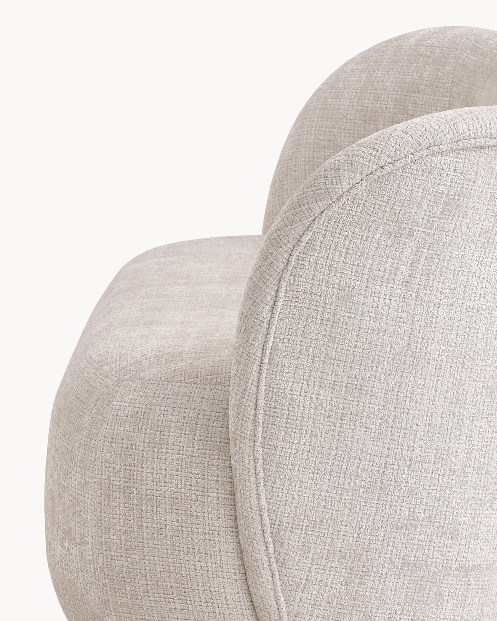 Sofa trzyosobowa NOA, tkanina nordy - widok z boku sofy z zaokrąglonymi krawędziami i detalem tkaniny.