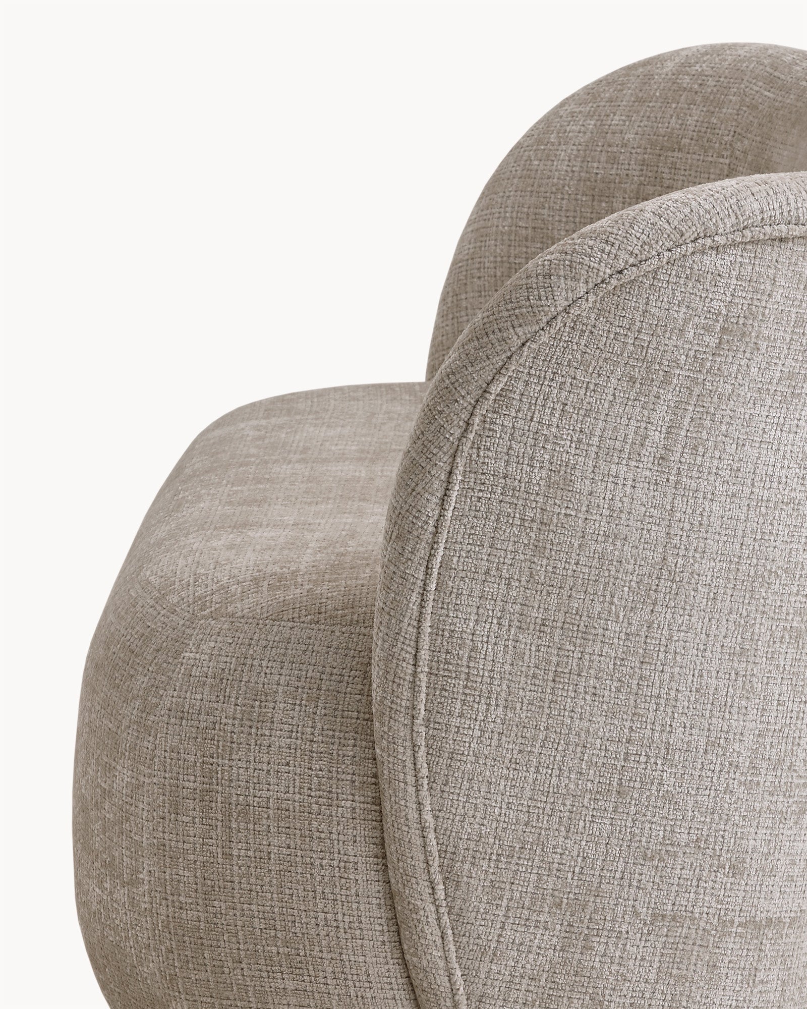 Sofa trzyosobowa NOA, tkanina nordy - widok z boku sofy z zaokrąglonymi krawędziami i detalem tkaniny.