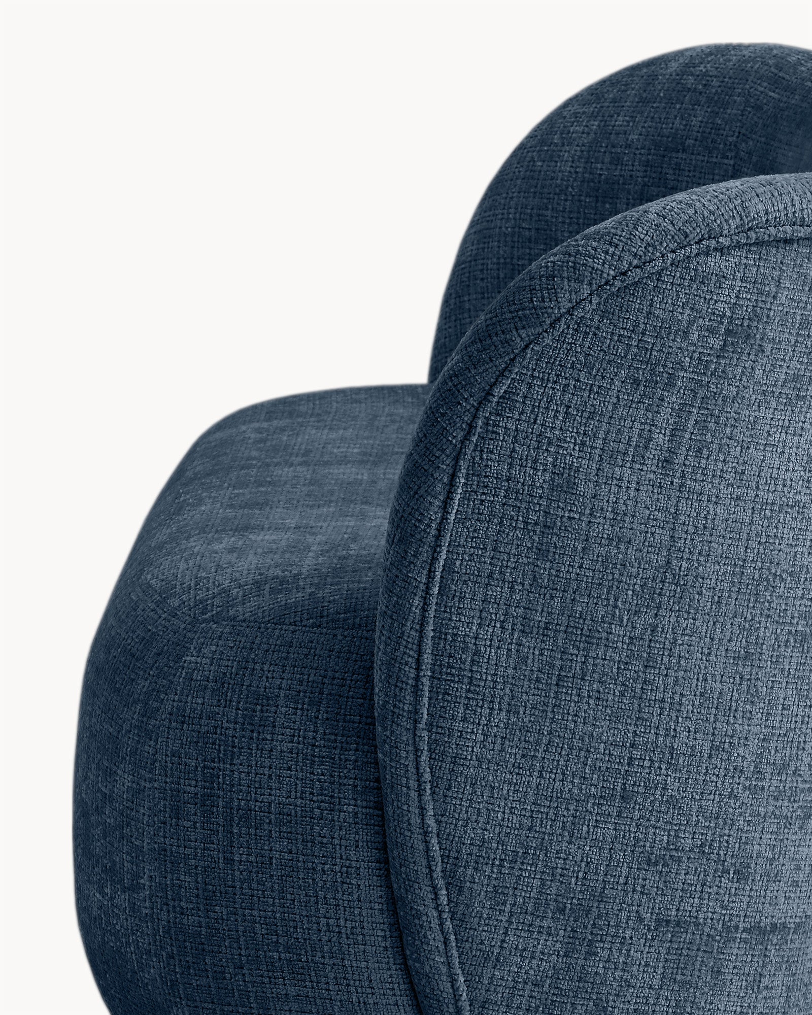 Sofa trzyosobowa NOA, tkanina nordy - widok z boku sofy z zaokrąglonymi krawędziami i detalem tkaniny.