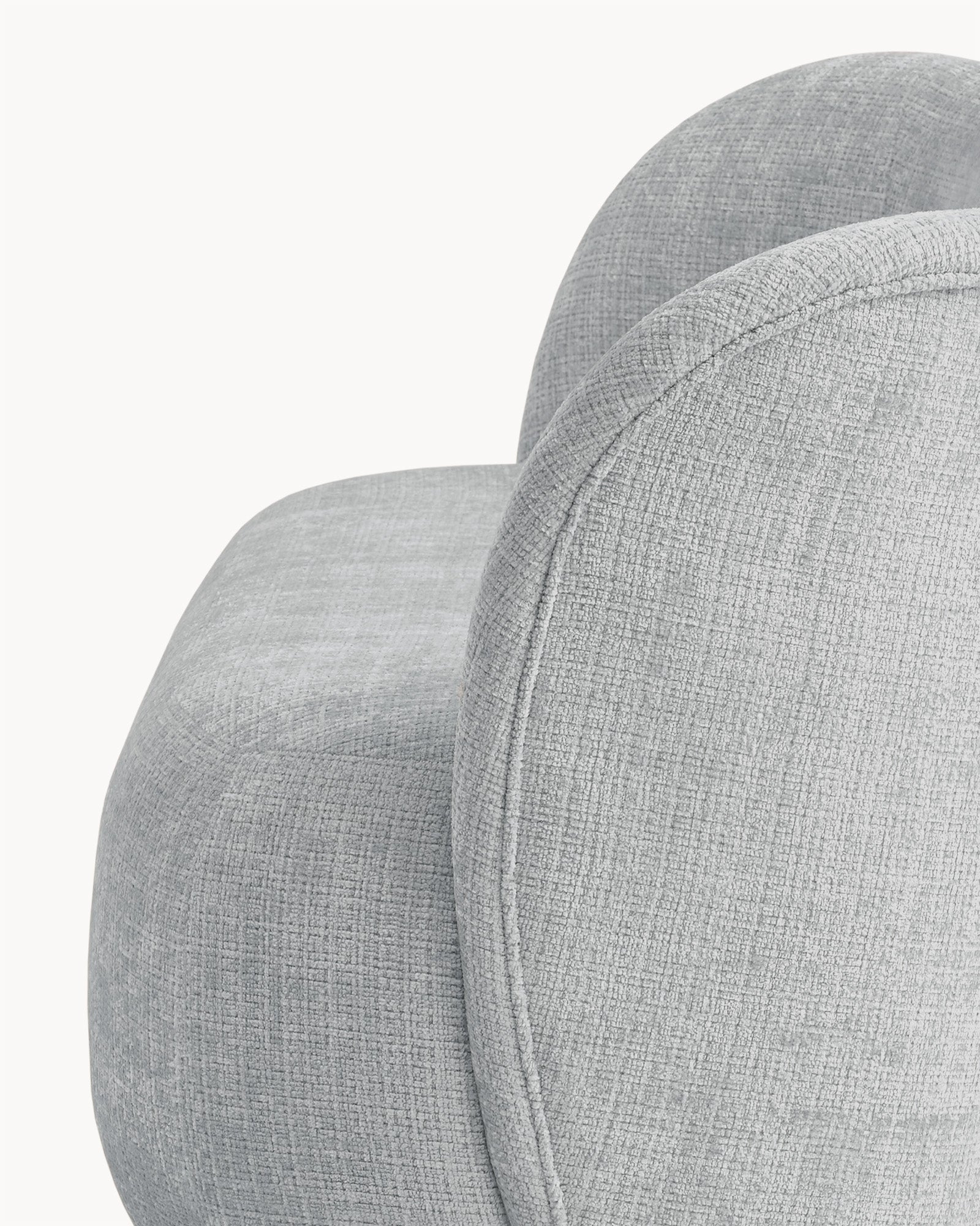 Sofa trzyosobowa NOA, tkanina nordy - widok z boku sofy z zaokrąglonymi krawędziami i detalem tkaniny.