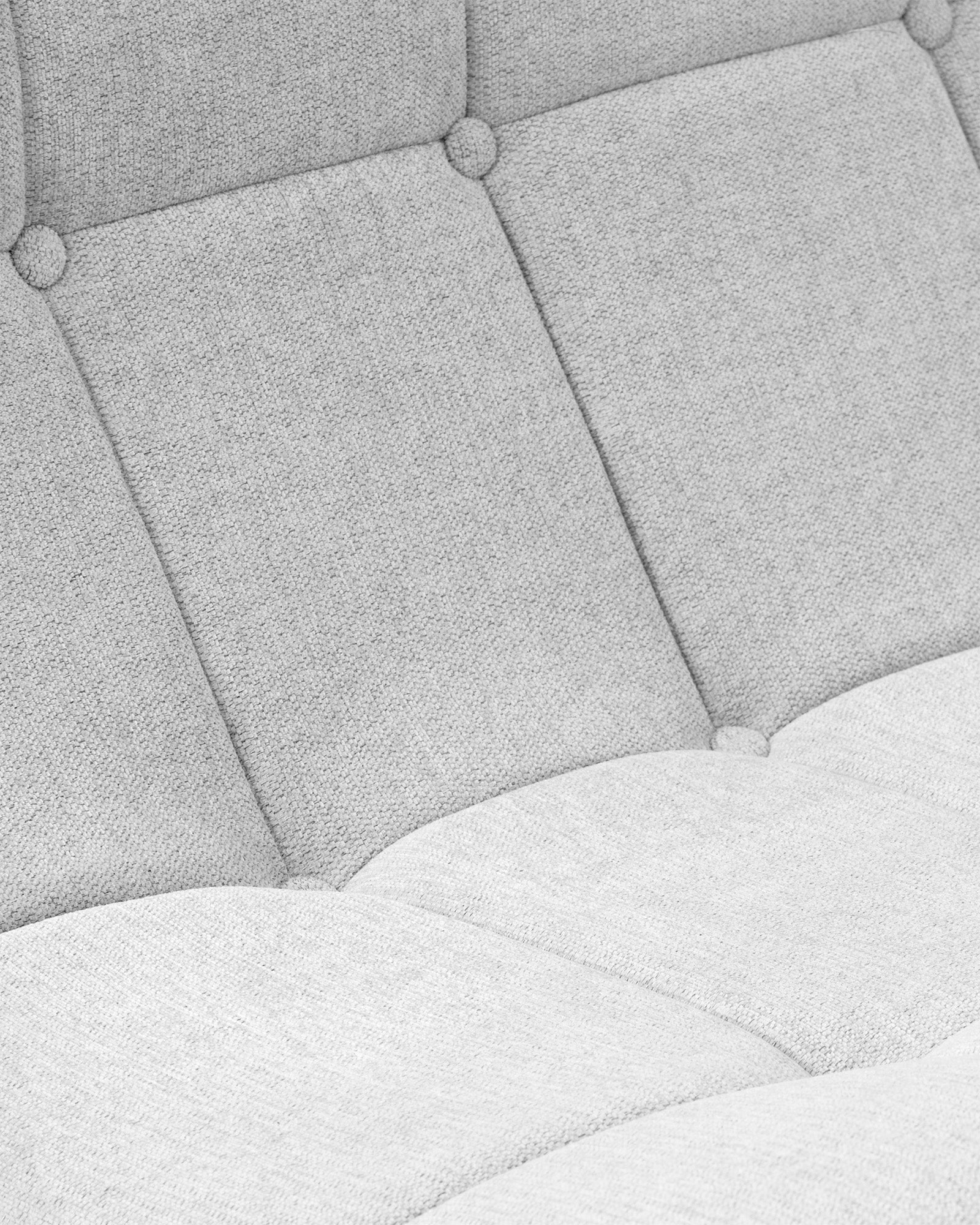 Sofa dwuosobowa SHAPE - zbliżenie na siedzisko sofy z wyraźnym podziałem na segmenty.
