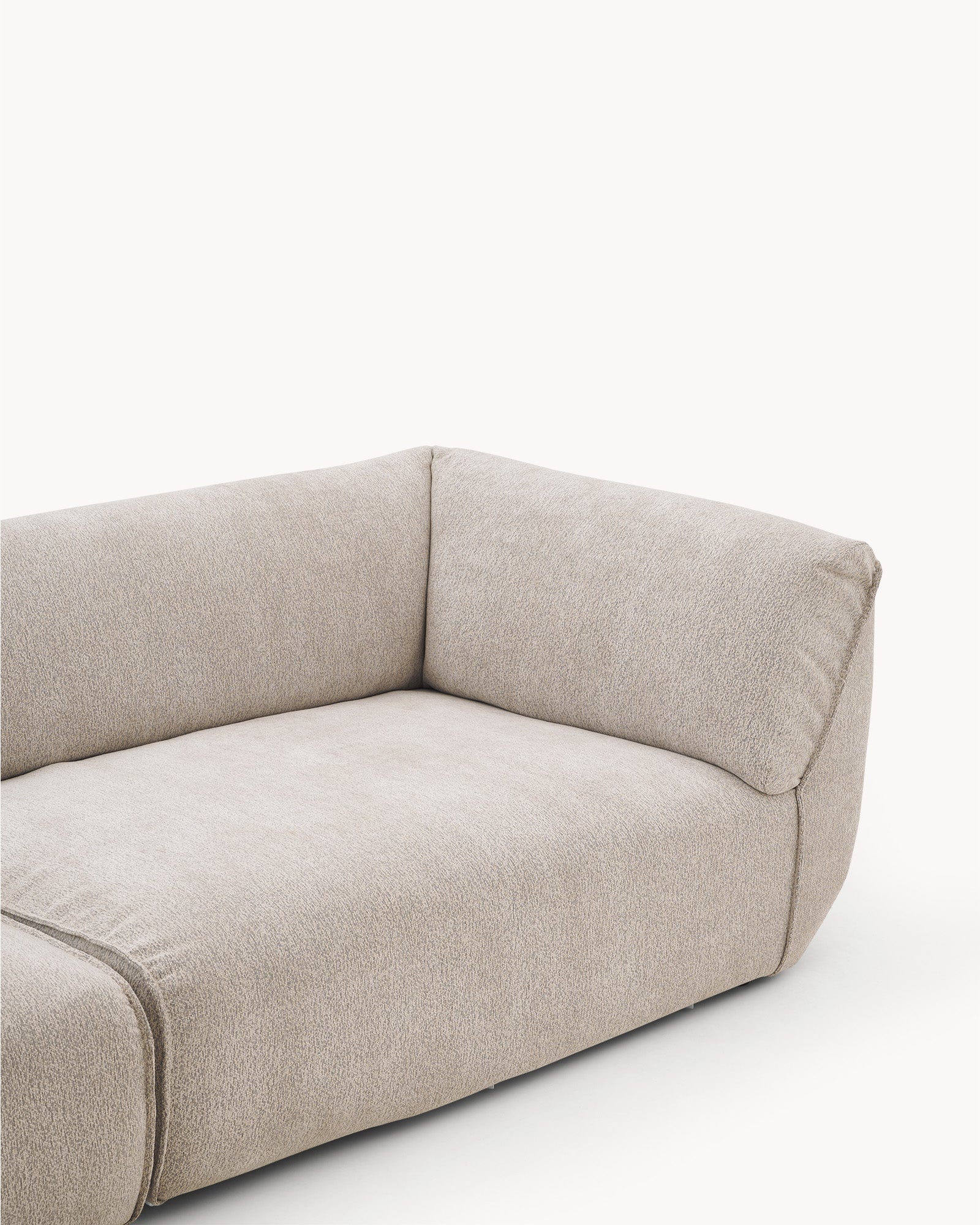 Sofa modułowa VIBE (3 el.) - zbliżenie na narożnik sofy modułowej z wyraźnym detalem tapicerki.