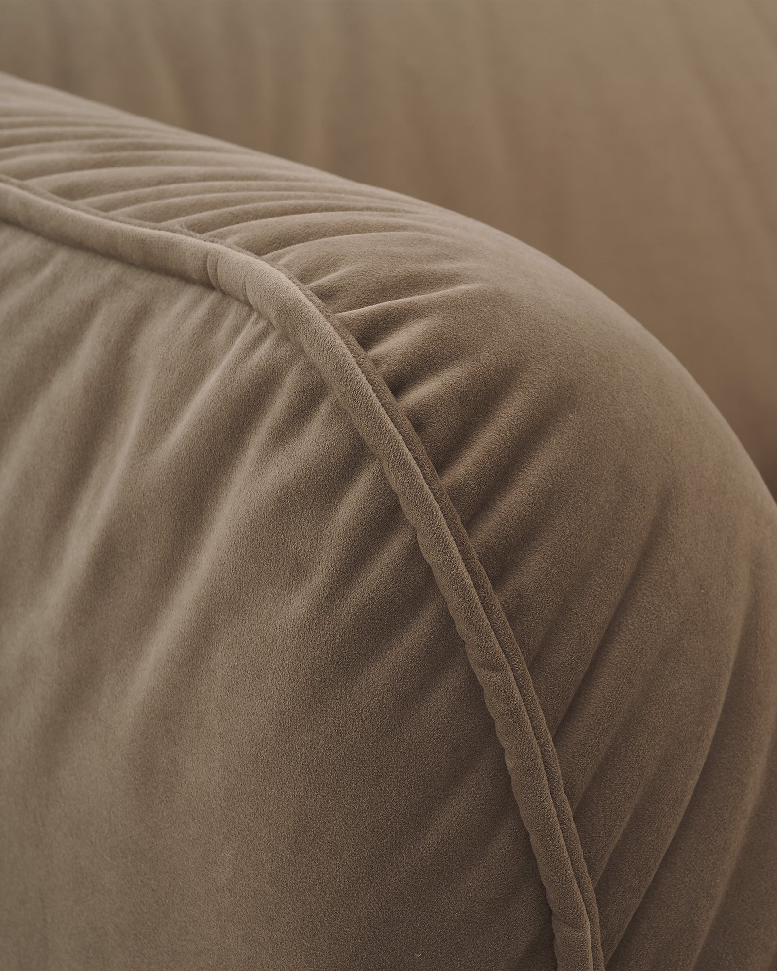 Sofa trzyosobowa CALM - zbliżenie na detal sofy, ukazujące miękkie wykończenie i przeszycia.