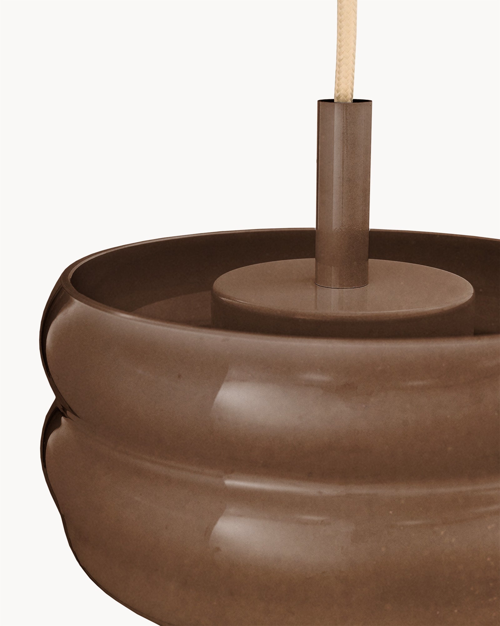 Lampa BUNS - widok lampy z bliska, ukazujący detal podstawy oraz przewód.