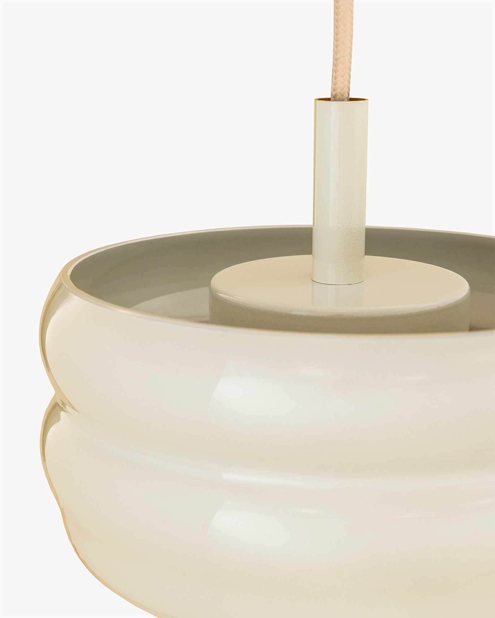 Lampa BUNS - widok lampy z bliska, ukazujący detal podstawy oraz przewód.