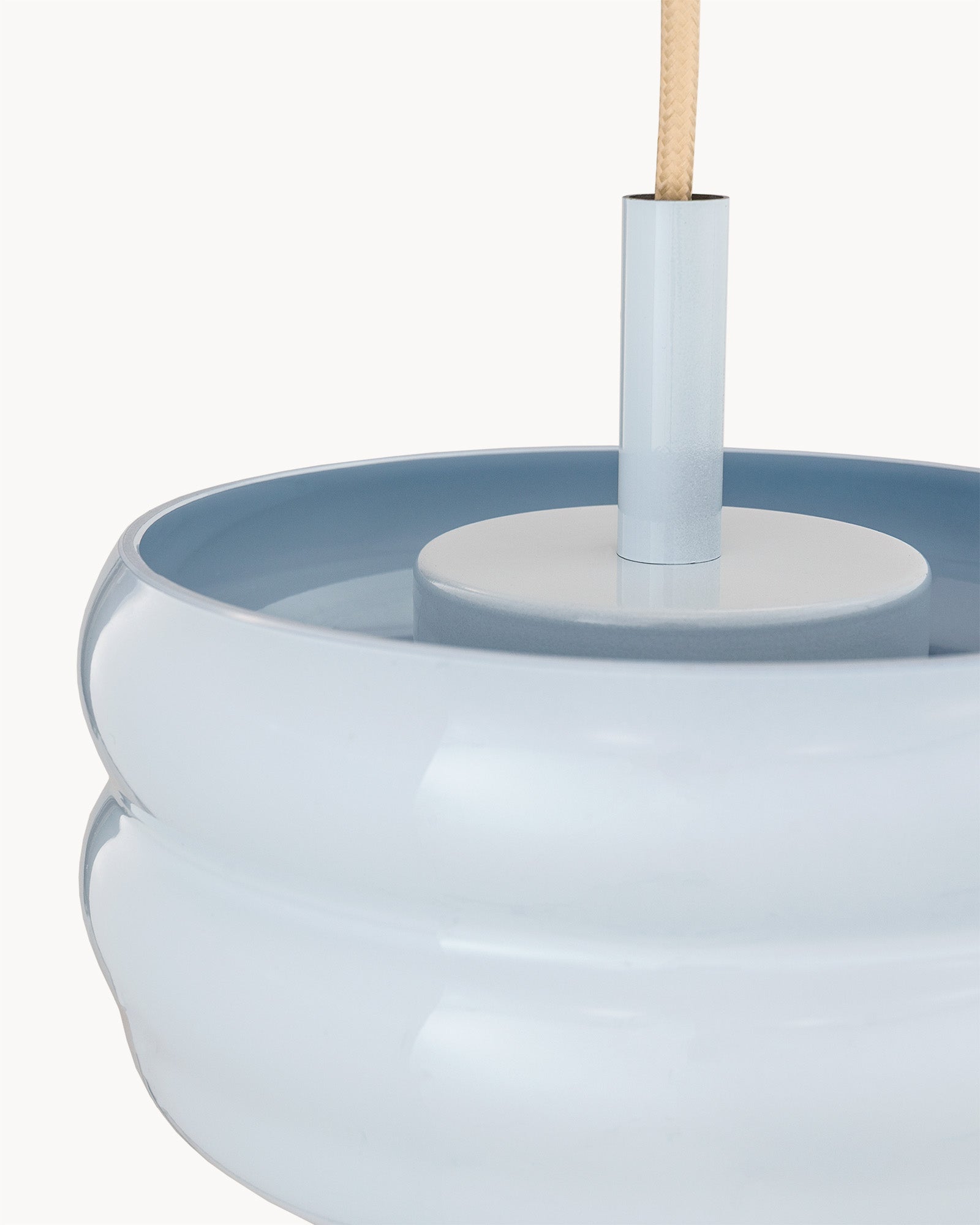 Lampa BUNS - widok lampy z bliska, ukazujący detal podstawy oraz przewód.