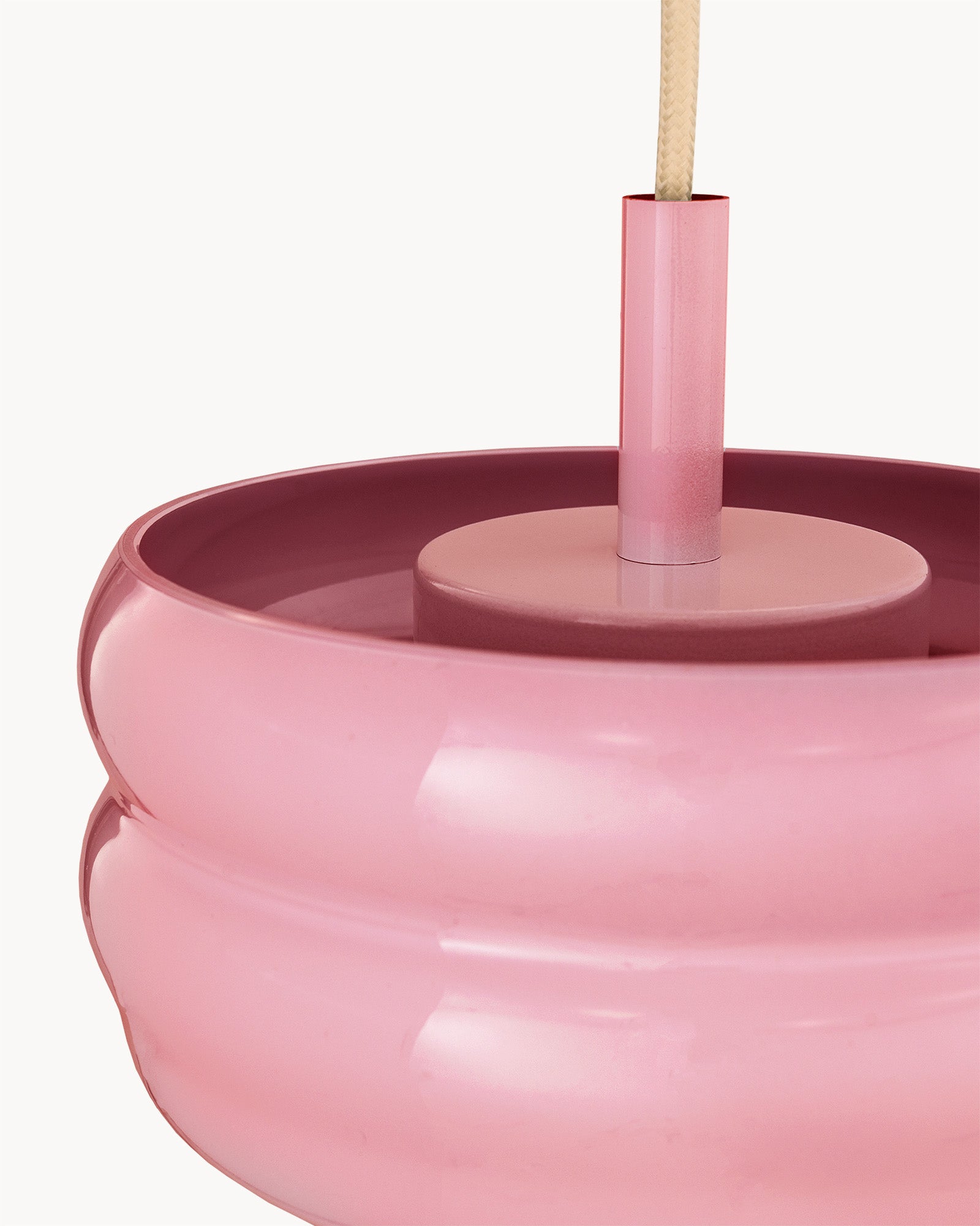 Lampa BUNS - widok lampy z bliska, ukazujący detal podstawy oraz przewód.