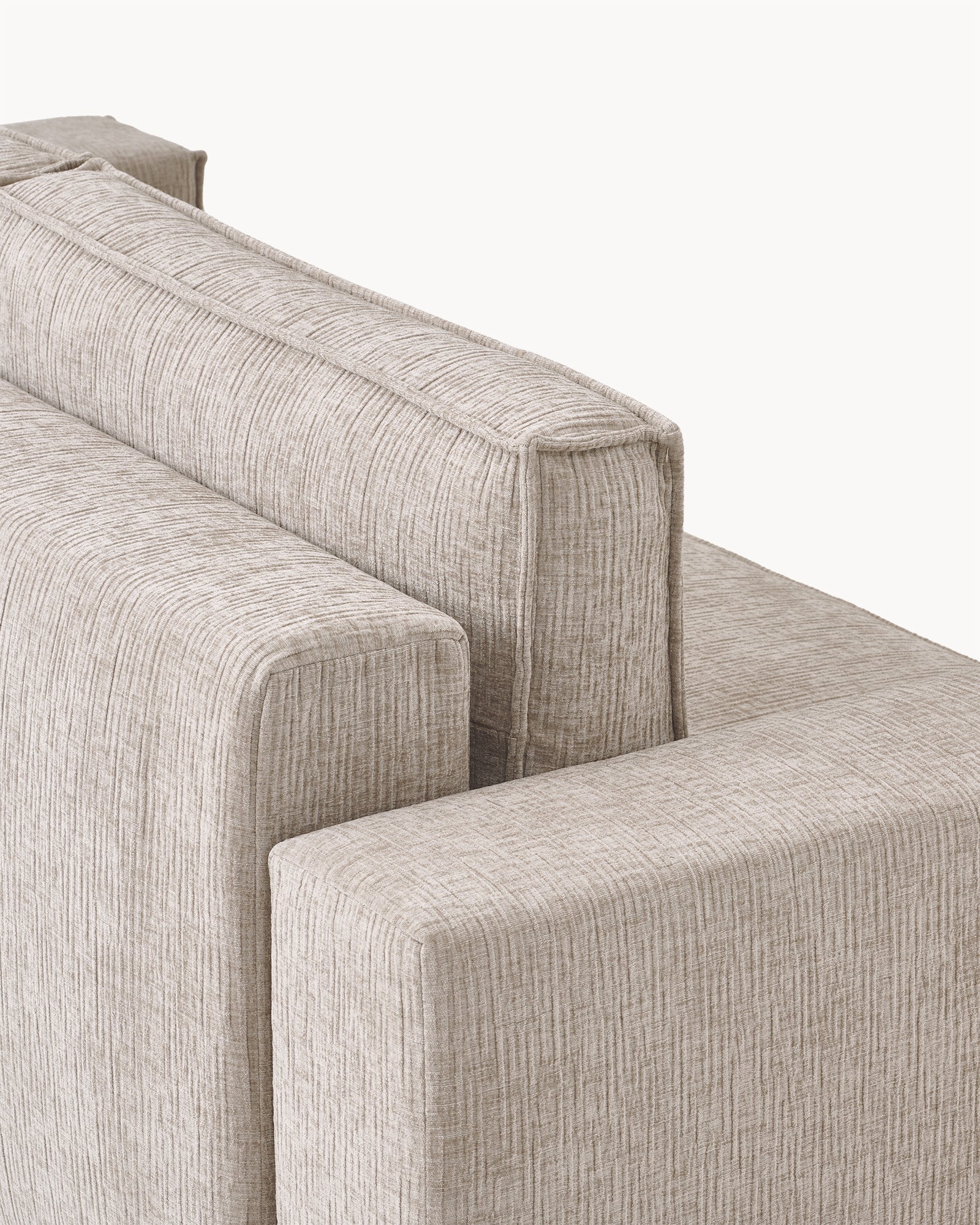 Sofa z funkcją spania CUBE, tkanina infini - widok z boku sofy z funkcją spania, ukazujący detale siedziska i oparcia.