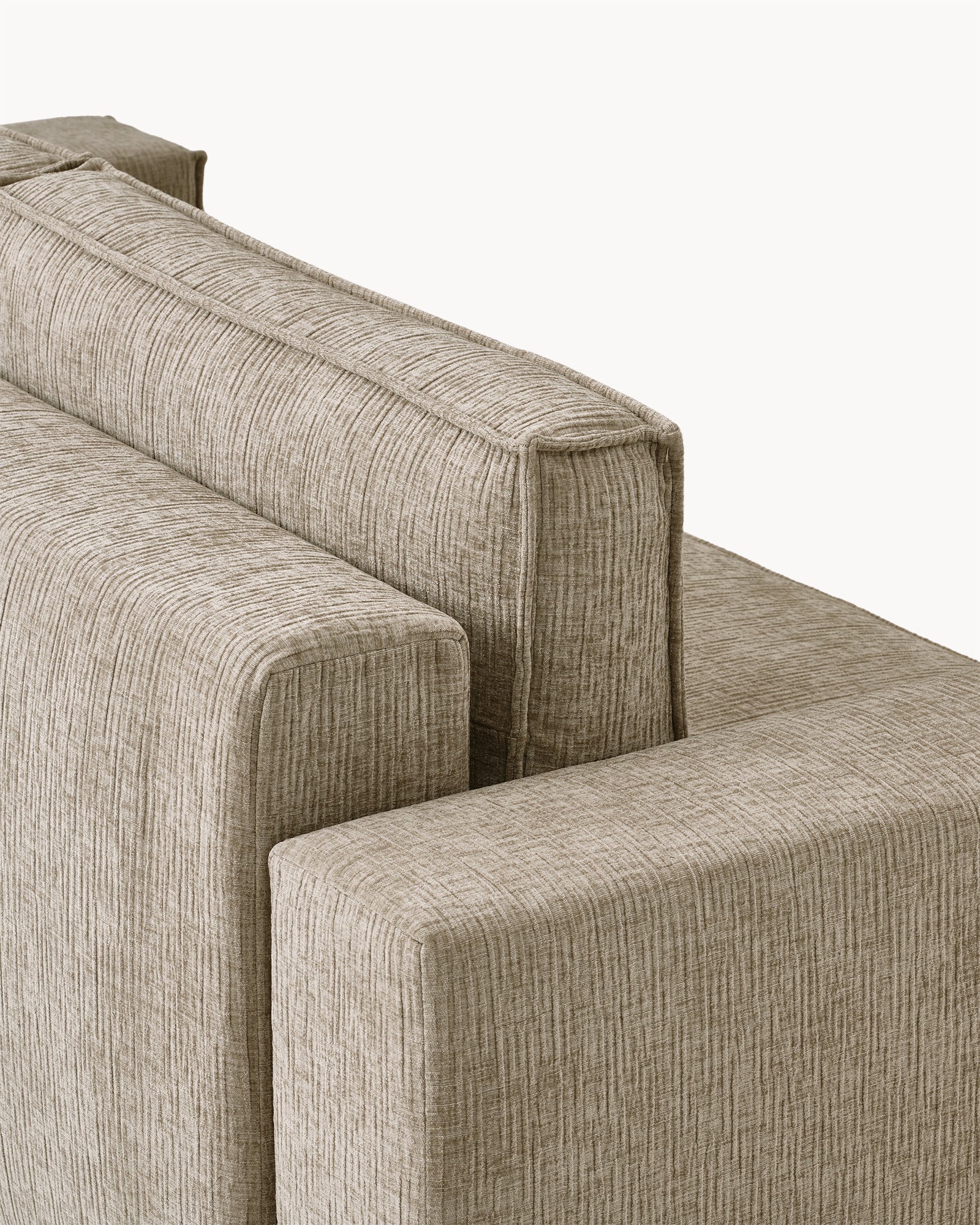 Sofa z funkcją spania CUBE, tkanina infini - widok z boku sofy z funkcją spania, ukazujący detale siedziska i oparcia.