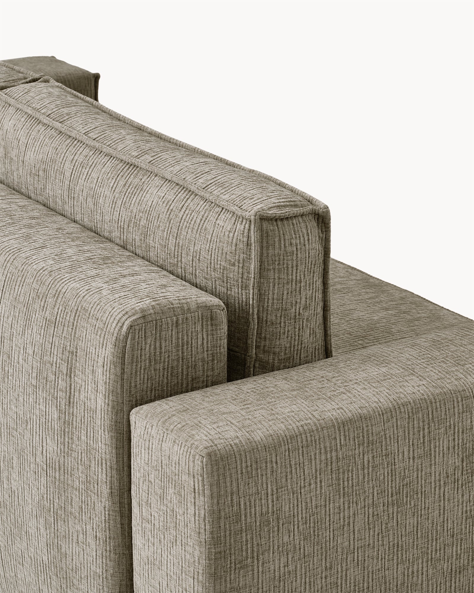 Sofa z funkcją spania CUBE, tkanina infini - widok z boku sofy z funkcją spania, ukazujący detale siedziska i oparcia.