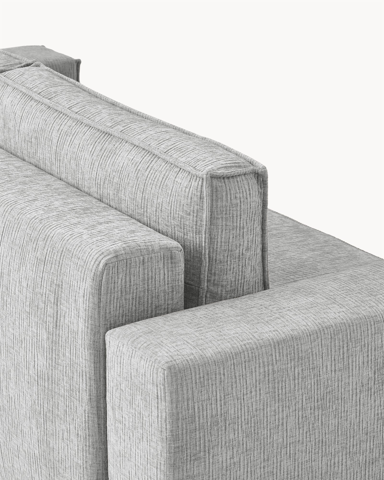 Sofa z funkcją spania CUBE, tkanina infini - widok z boku sofy z funkcją spania, ukazujący detale siedziska i oparcia.