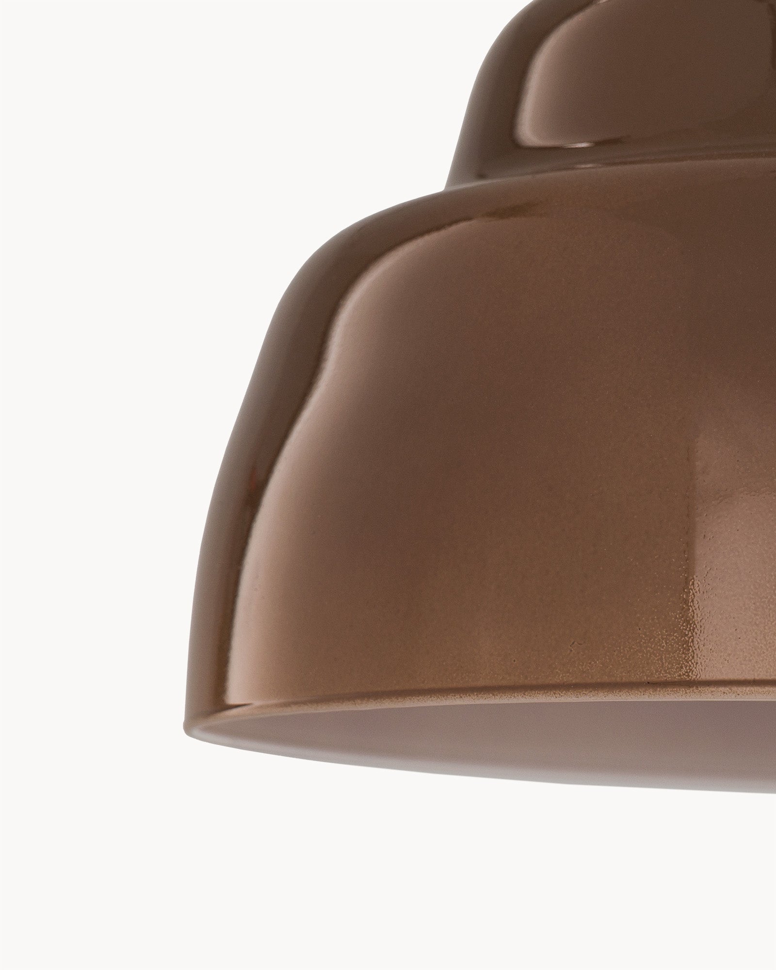 Lampa wisząca FIZZ - widok lampy wiszącej z bliska, ukazujący jej zaokrąglony kształt.