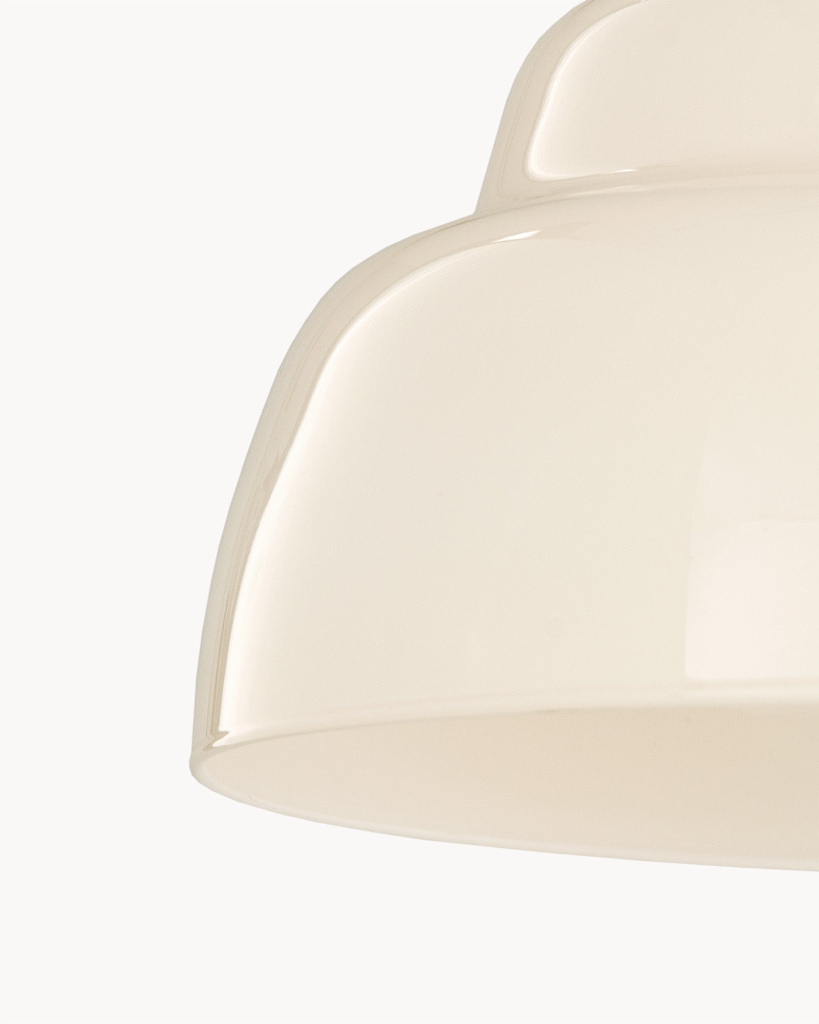 Lampa wisząca FIZZ - widok lampy wiszącej z bliska, ukazujący jej zaokrąglony kształt.