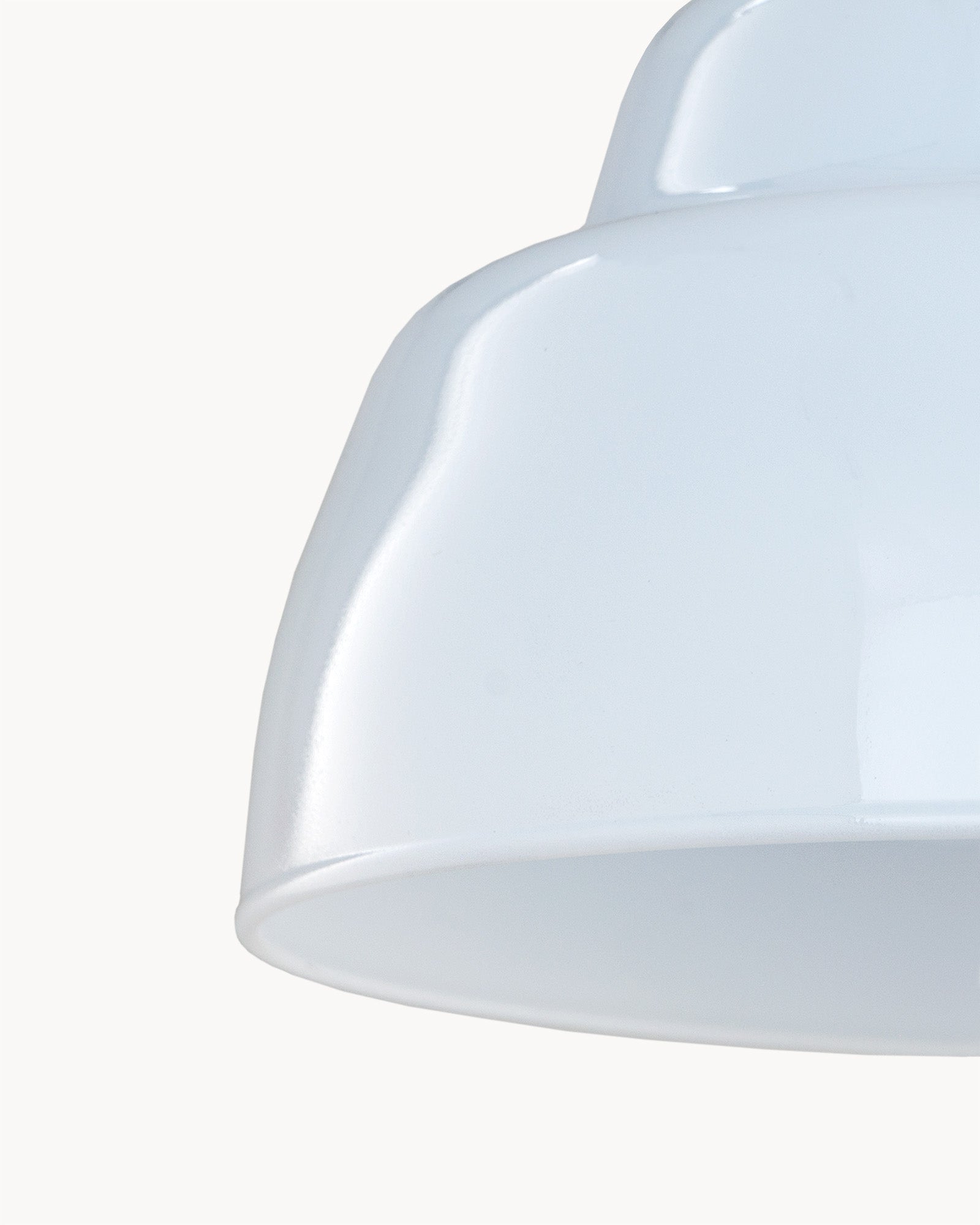 Lampa wisząca FIZZ - widok lampy wiszącej z bliska, ukazujący jej zaokrąglony kształt.