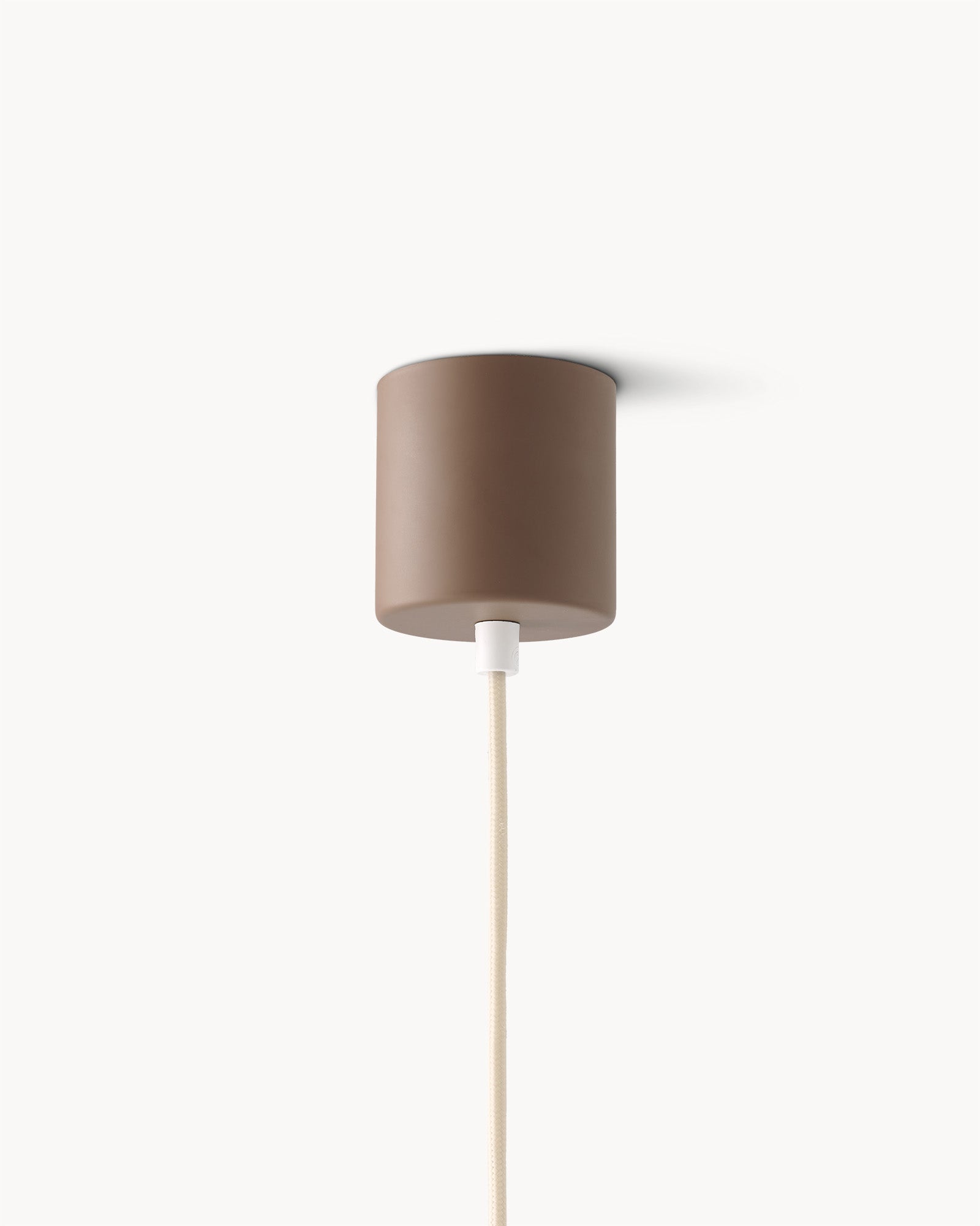 Lampa wisząca HALO - lampa wisząca z okrągłym kloszem i przewodem zwisającym w dół. Widok z boku.