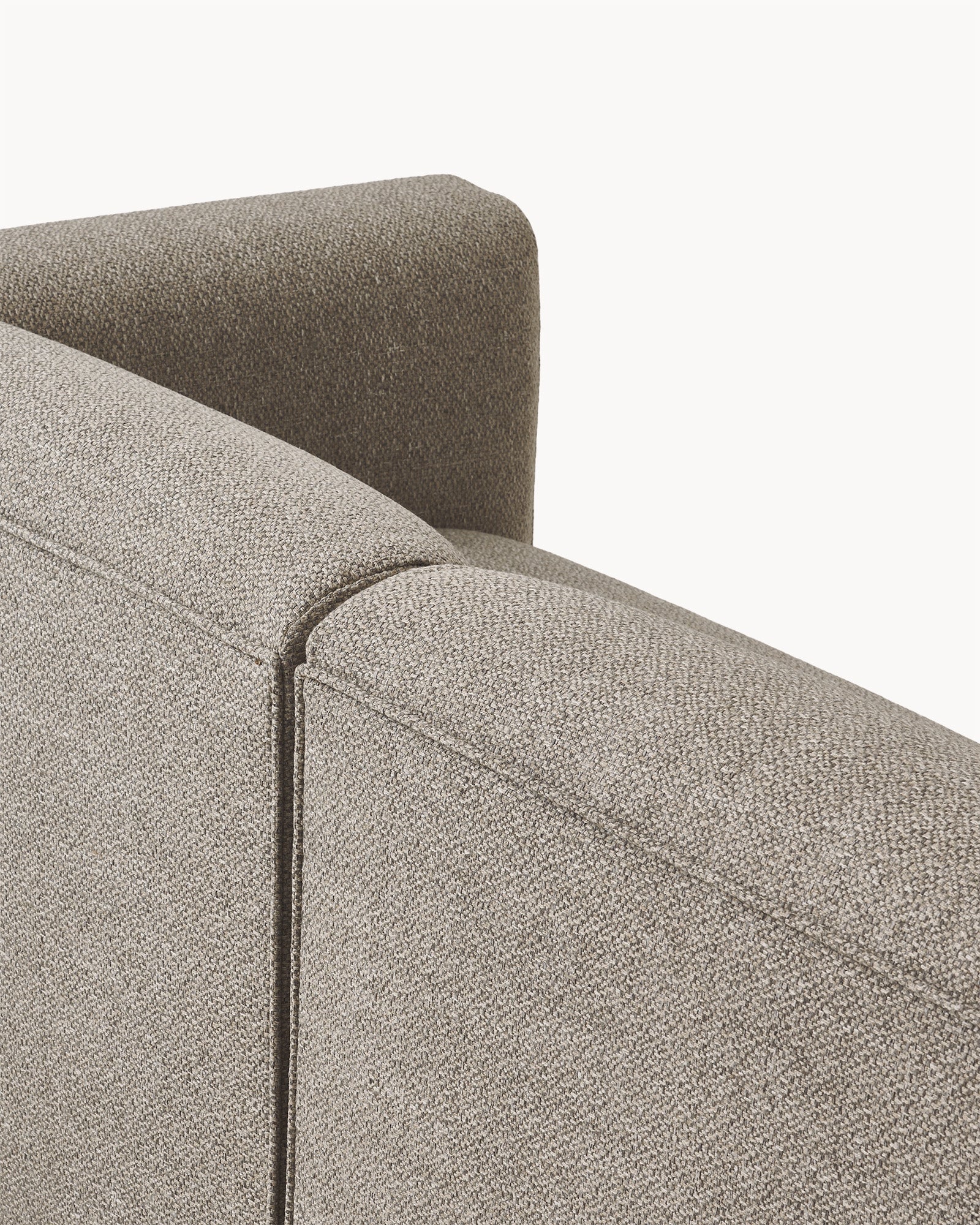 Sofa modułowa MODULO - widok z boku sofy modułowej, ukazujący detal oparcia i podłokietnika.