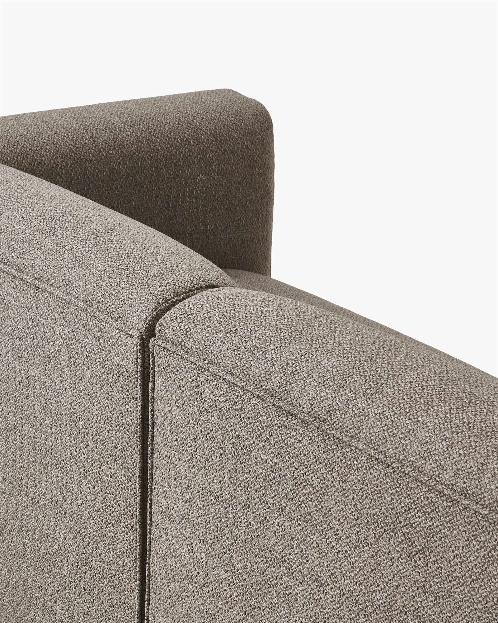 Sofa modułowa MODULO - widok z boku sofy modułowej, ukazujący detal oparcia i podłokietnika.