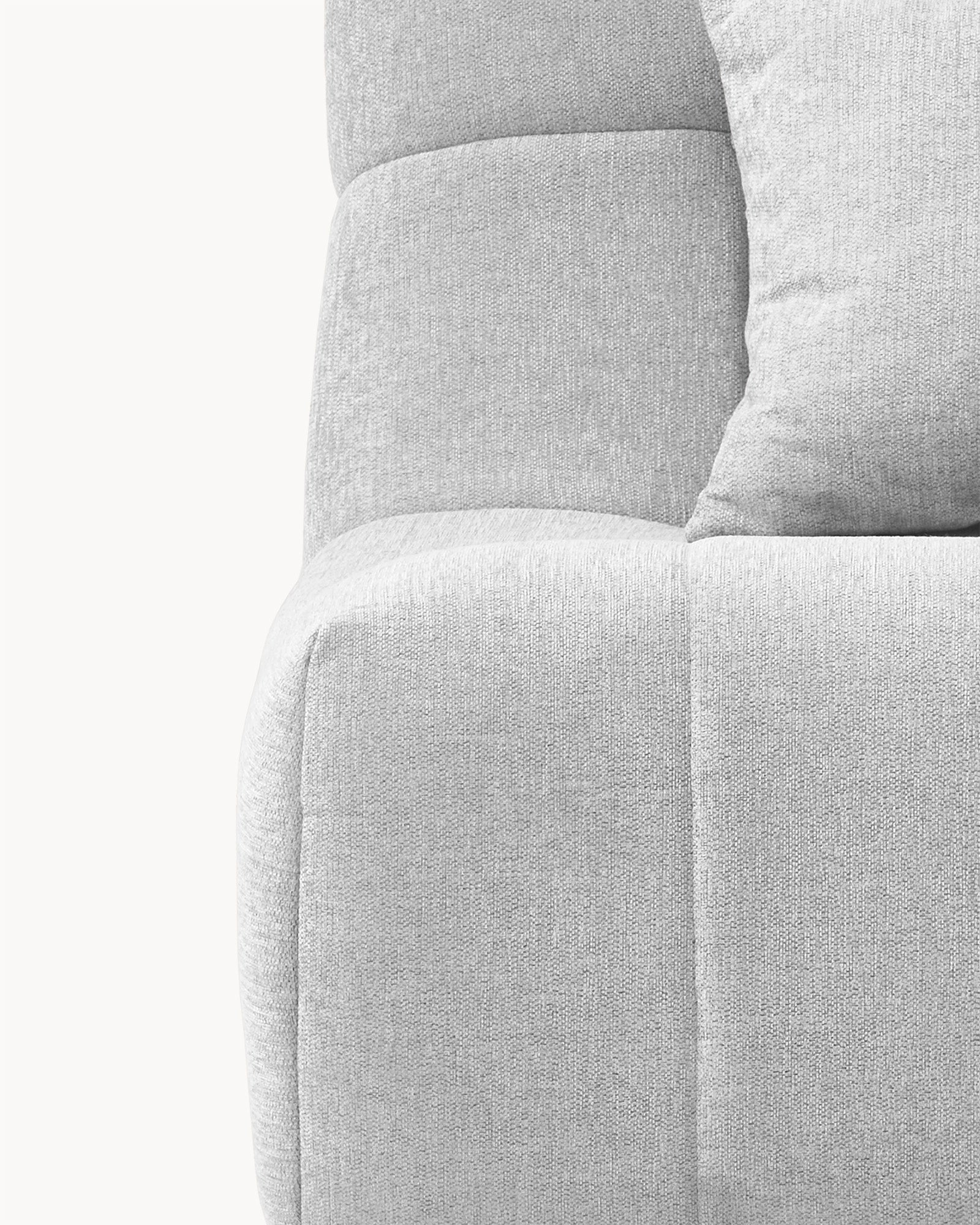 Sofa dwuosobowa SHAPE - widok z boku sofy z poduszką, ukazujący detal tapicerki i kształt.