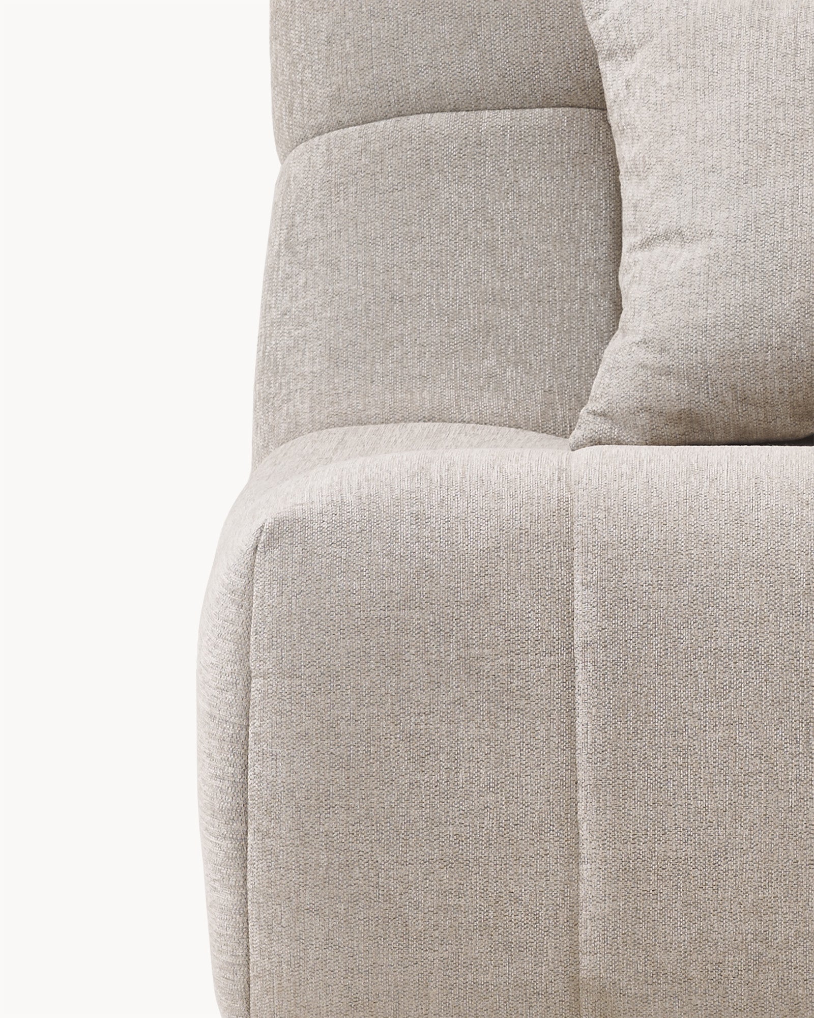 Sofa dwuosobowa SHAPE - widok z boku sofy z poduszką, ukazujący detal tapicerki i kształt.