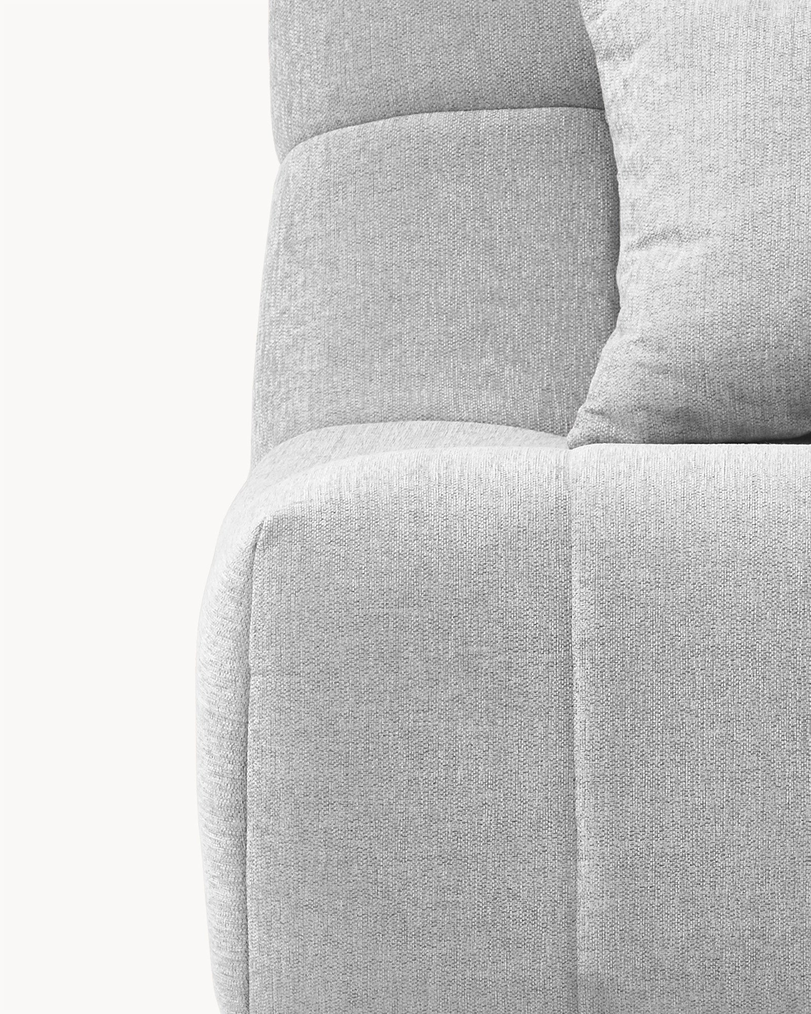 Fotel SHAPE, tkanina soria - widok z boku fotela, z wyraźnym detalem poduszki oraz struktury materiału.