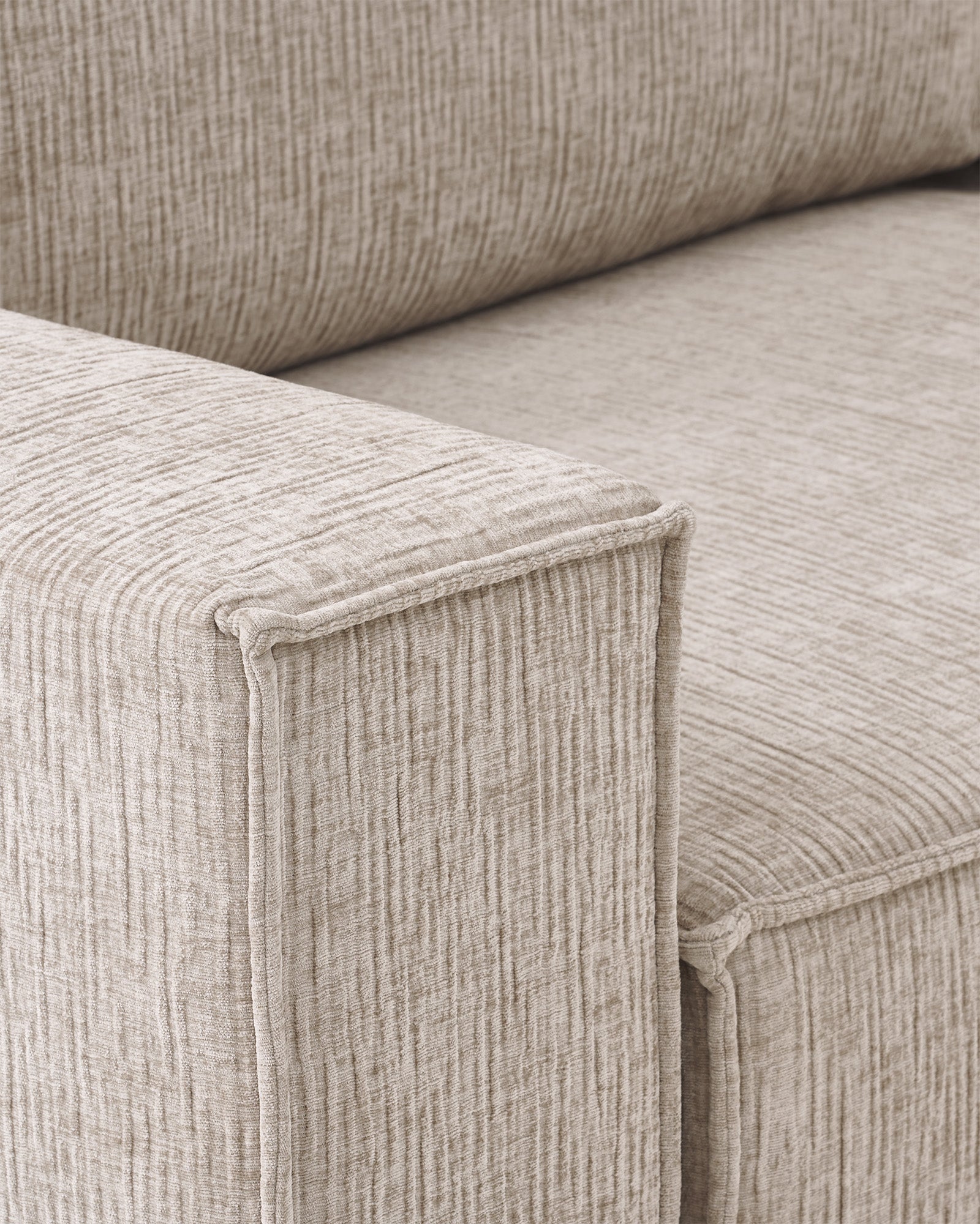 Sofa z funkcją spania CUBE, tkanina infini - zbliżenie na bok sofy z funkcją spania, ukazujące detal tapicerki i kształt.