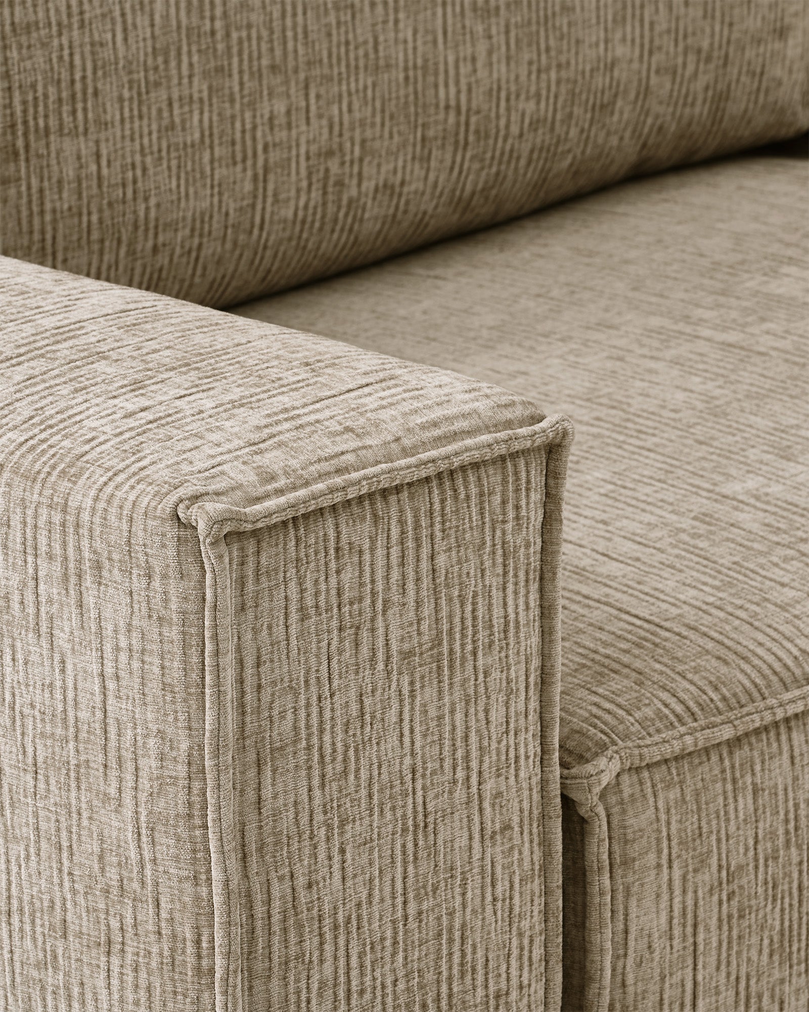 Sofa z funkcją spania CUBE, tkanina infini - zbliżenie na bok sofy z funkcją spania, ukazujące detal tapicerki i kształt.