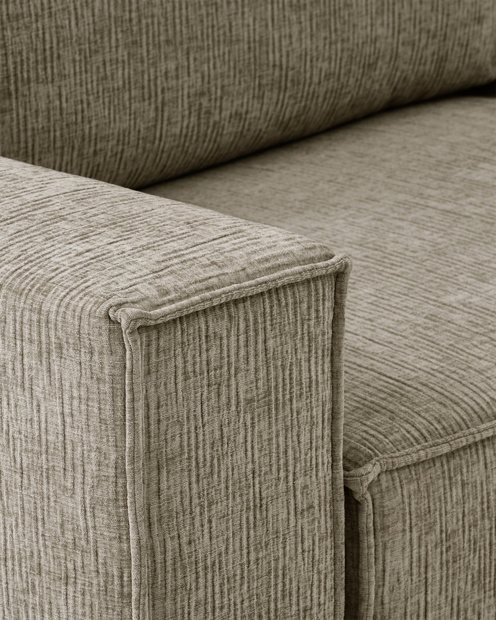 Sofa z funkcją spania CUBE, tkanina infini - zbliżenie na bok sofy z funkcją spania, ukazujące detal tapicerki i kształt.