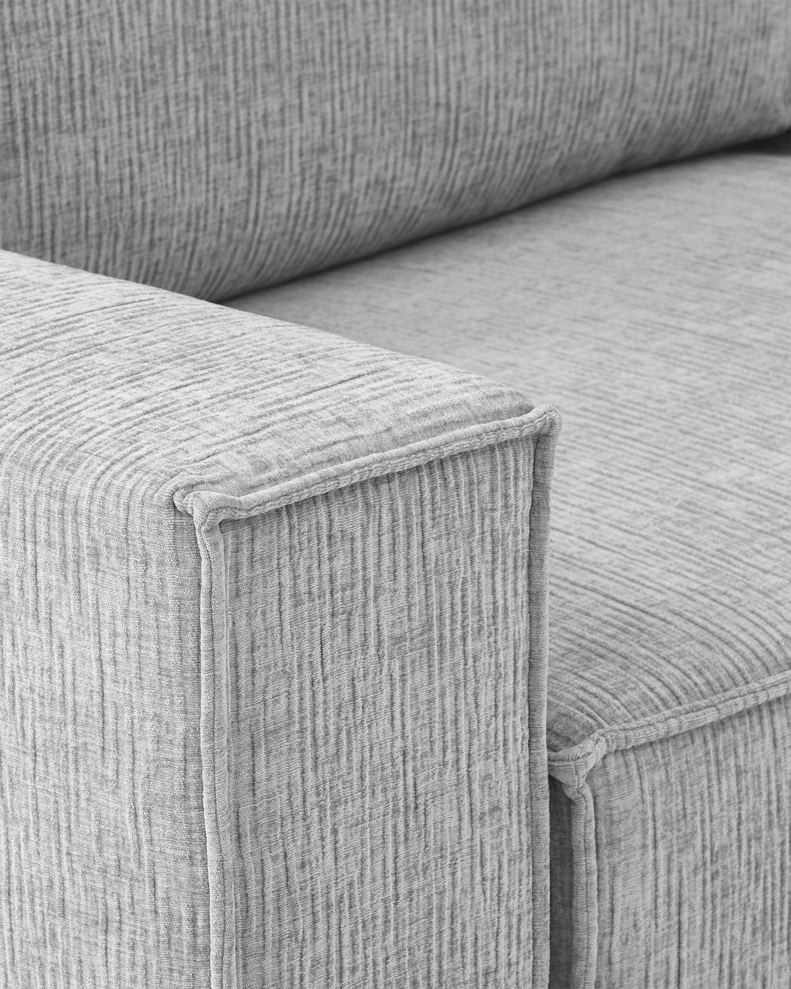 Sofa z funkcją spania CUBE, tkanina infini - zbliżenie na bok sofy z funkcją spania, ukazujące detal tapicerki i kształt.