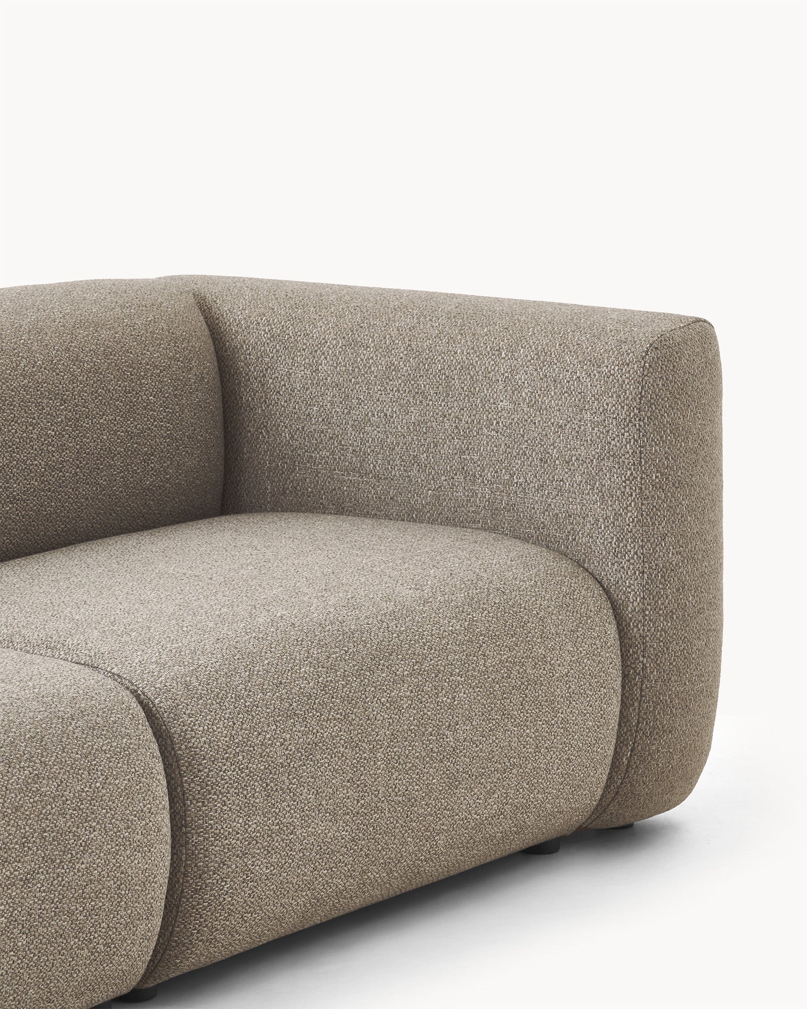 Sofa modułowa MODULO - zbliżenie na narożnik sofy modułowej, ukazujące zaokrąglone krawędzie i detale.
