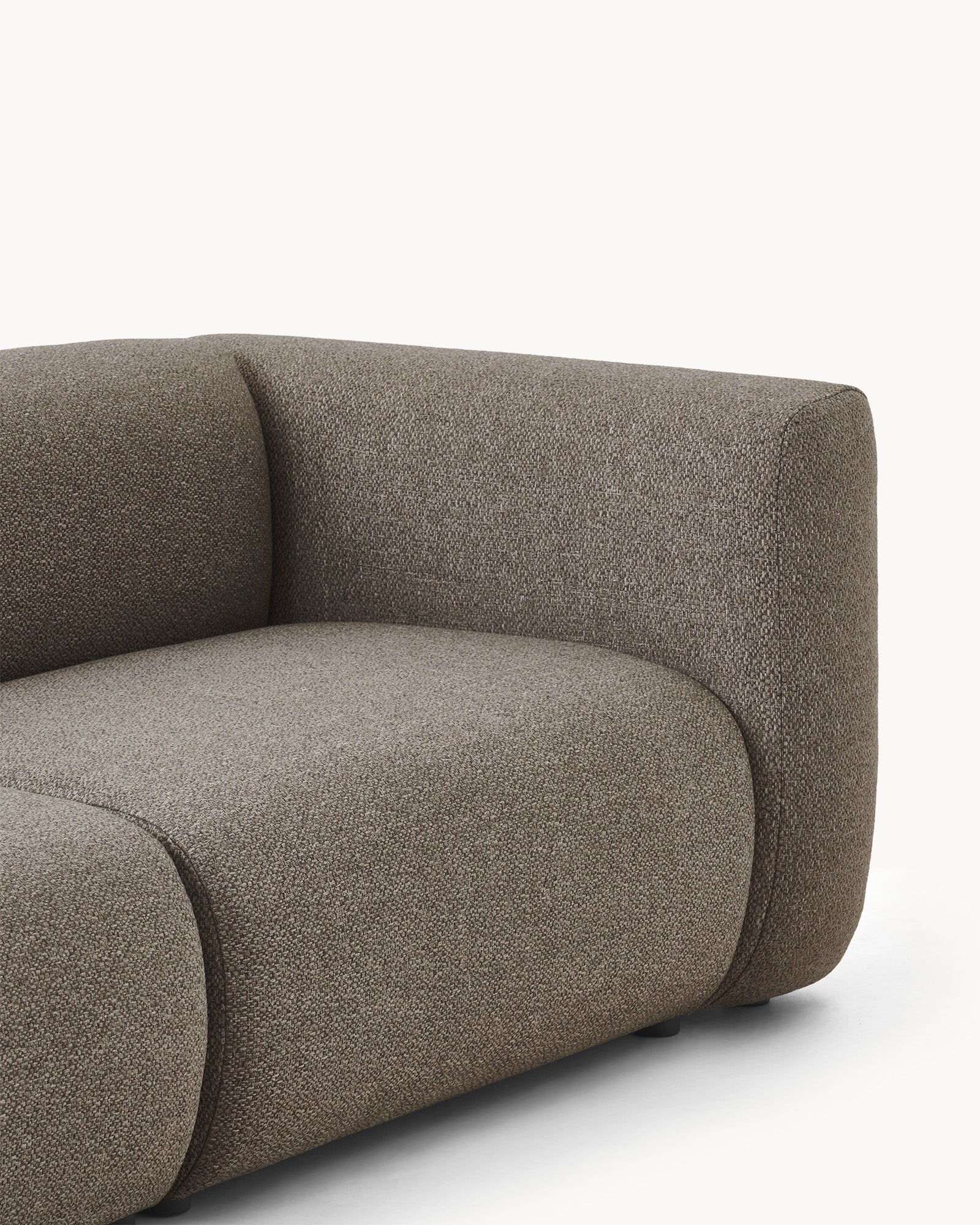 Sofa modułowa MODULO - zbliżenie na narożnik sofy modułowej, ukazujące zaokrąglone krawędzie i detale.